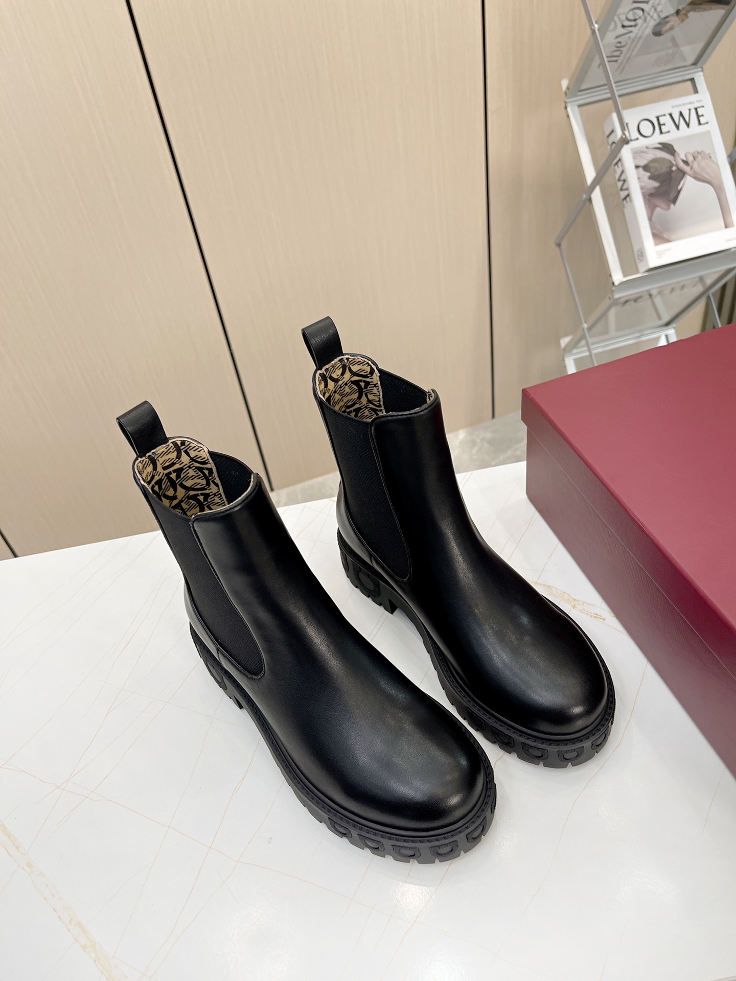 Luxury Chelsea Boots with Gancini Stamps and Rubber Scratch Bottoms - 图片 5