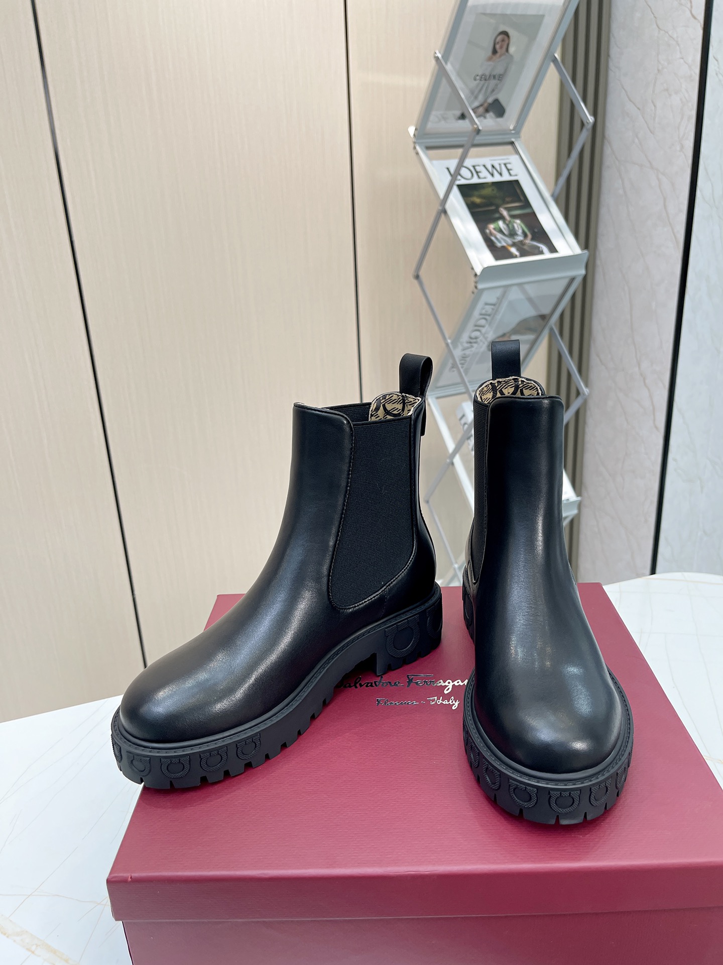 Luxury Chelsea Boots with Gancini Stamps and Rubber Scratch Bottoms - 图片 7