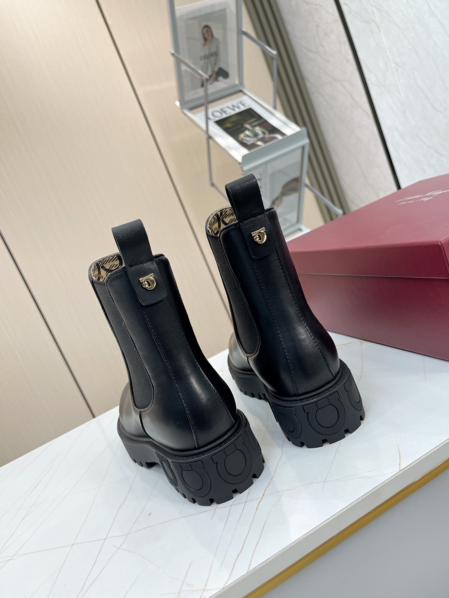 Luxury Chelsea Boots with Gancini Stamps and Rubber Scratch Bottoms - 图片 8