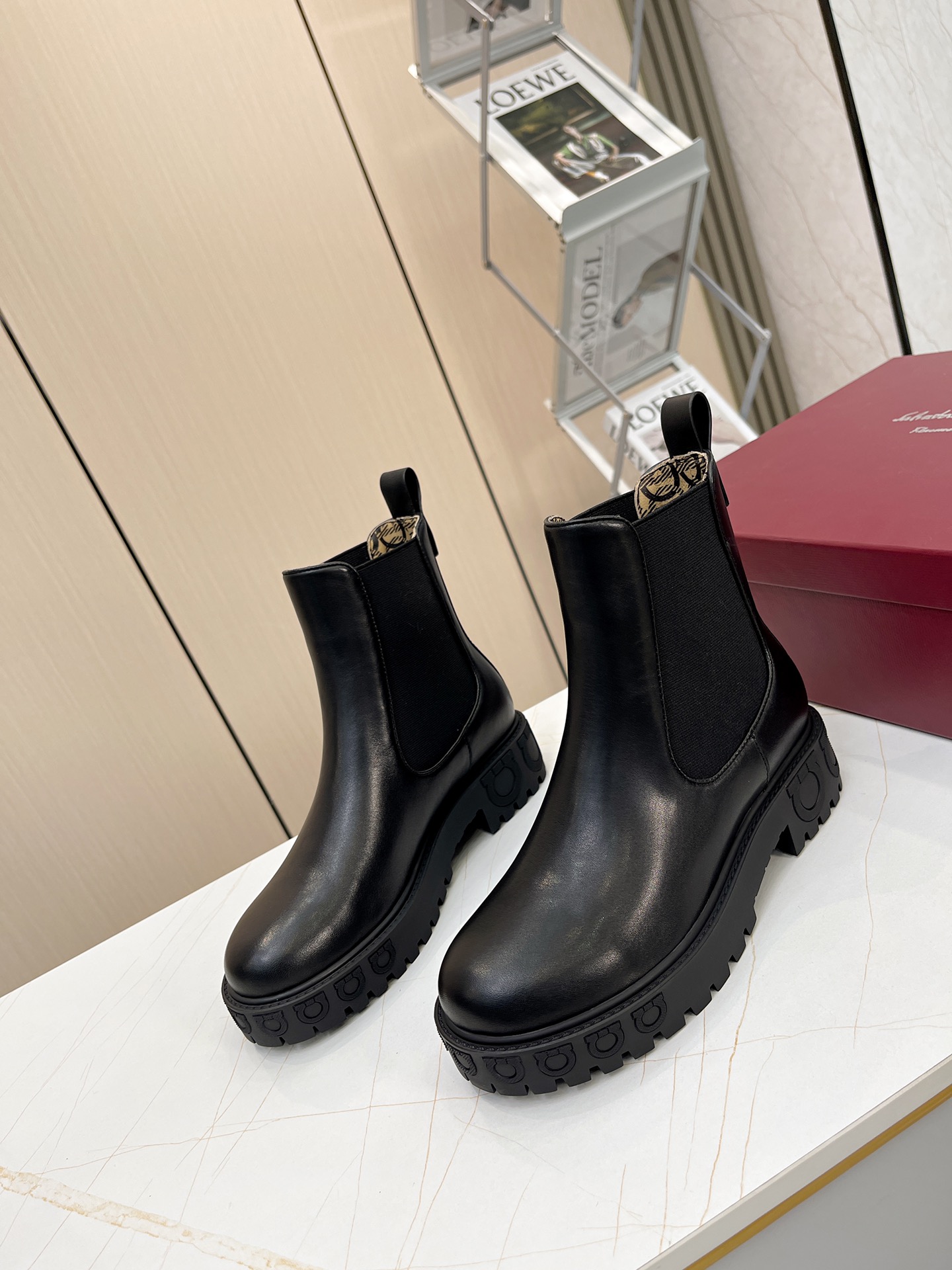 Luxury Chelsea Boots with Gancini Stamps and Rubber Scratch Bottoms - 图片 4
