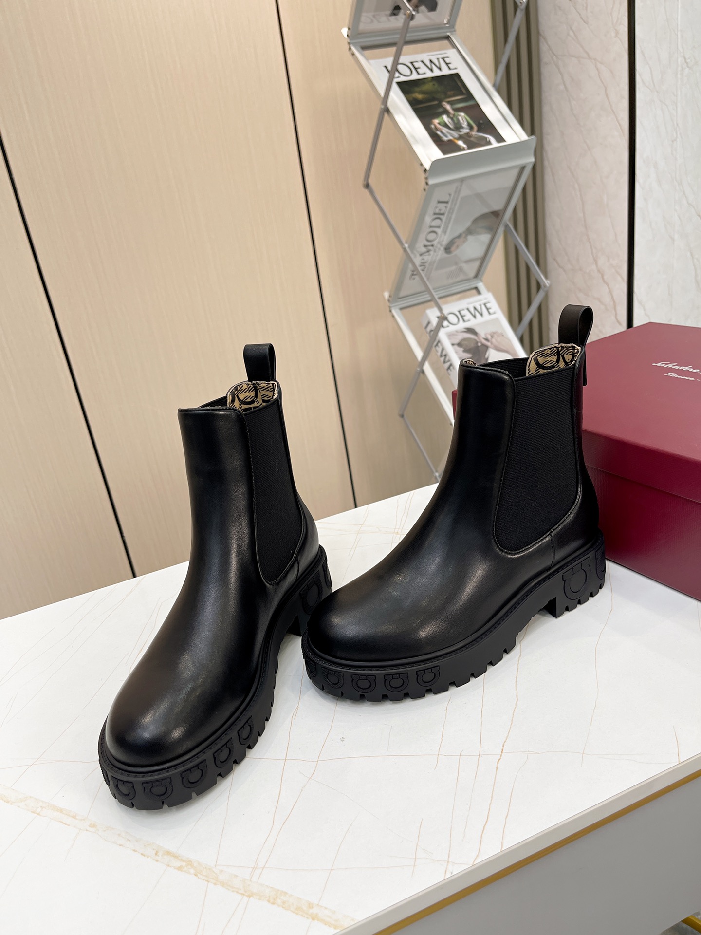 Luxury Chelsea Boots with Gancini Stamps and Rubber Scratch Bottoms - 图片 6