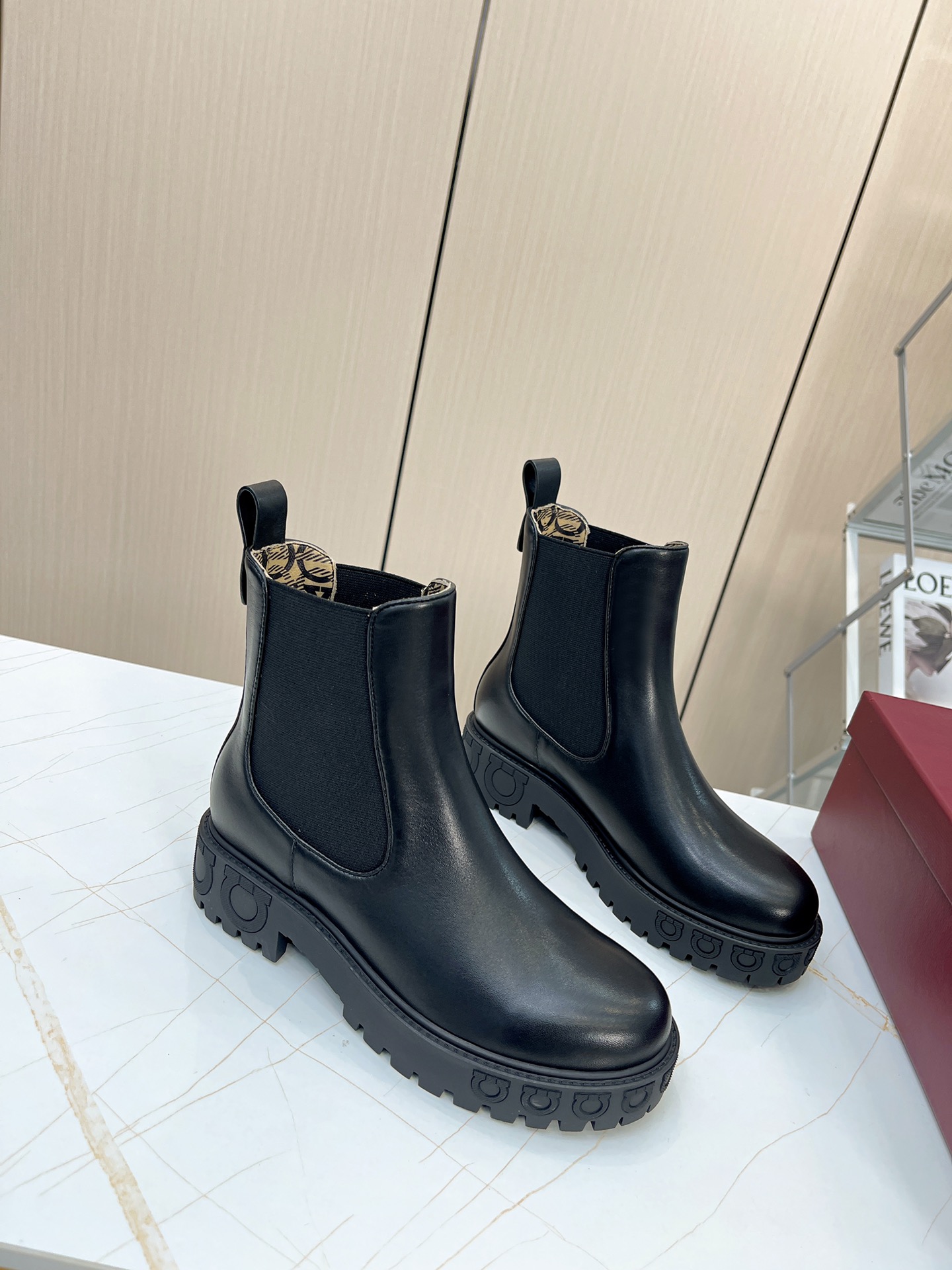 Luxury Chelsea Boots with Gancini Stamps and Rubber Scratch Bottoms - 图片 2