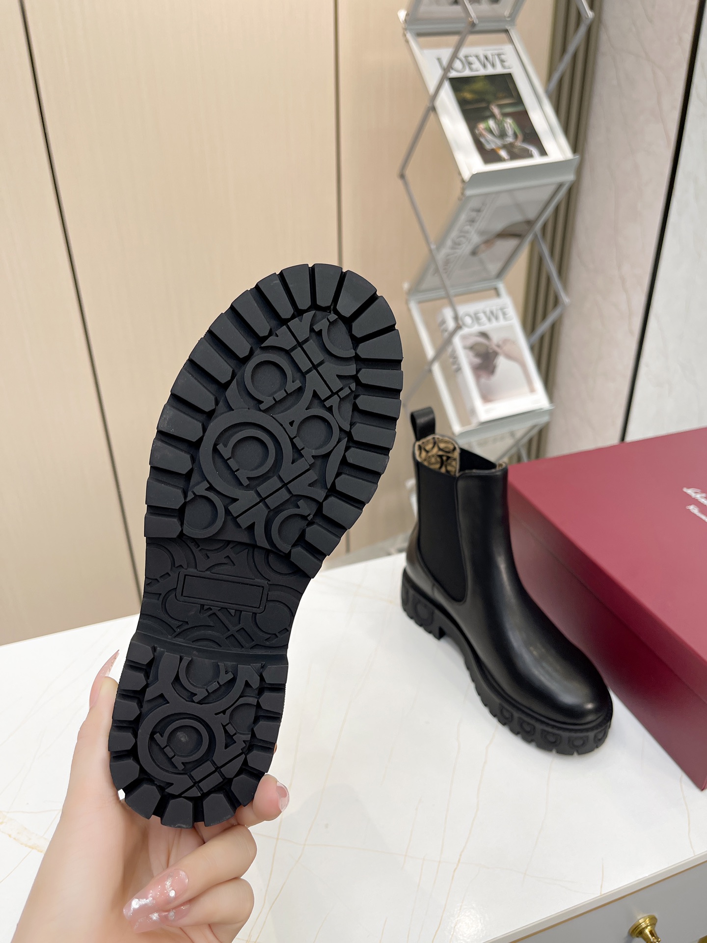 Luxury Chelsea Boots with Gancini Stamps and Rubber Scratch Bottoms - 图片 9