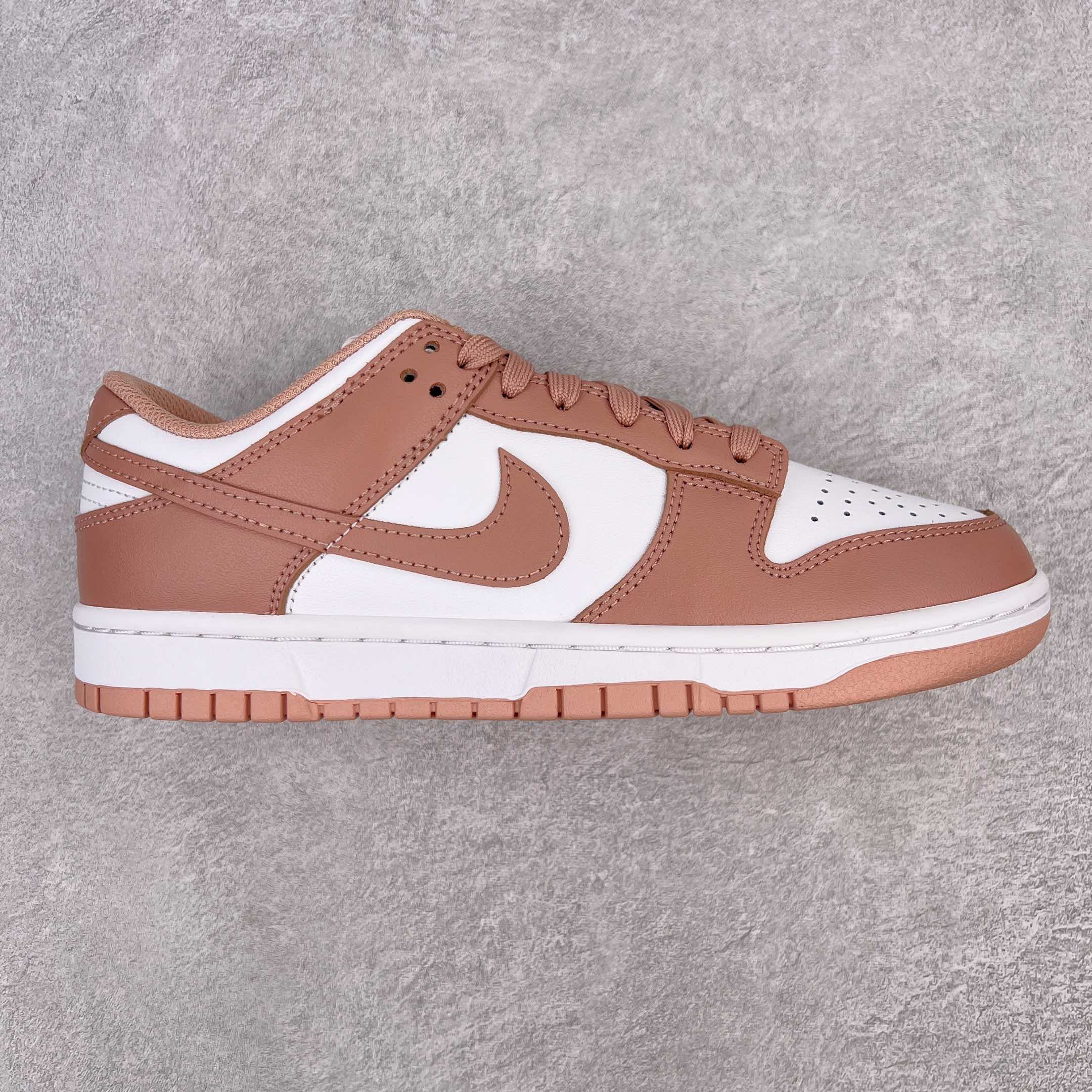 #A版福利特价 ️ NK Dunk Low 玫瑰粉 DD1503-118 独家原厂航空铝磨具打磨大底 鞋头坡度极致还原 原盒原配 圈内天花板工艺 原厂冲刀 超高清洁度 全鞋零毛边皮料切割 全套原楦原模倾力打造完美版型 采用原厂百宏鞋带以及原厂百宏织唛舌标 内标可供原厂几率过验 原厂中底布黄色点胶 原厂中底布拉帮走线遵循公司 ️ 编码:by2936080
