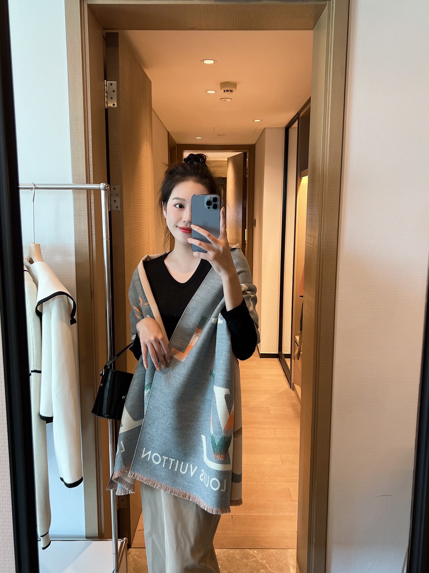 NO:162992,This year's big show is [Double-sided, double-color presbyterian silk wool jacquard scarf ~ It is also a limited edition of the counter that improves temperament and taste. It is really super heavy, even the chain side is a special design. This scarf is different from a classic monochrome scarf. The raw materials of the scarf are almost twice as good as that of the classic!  The size is also larger than the classic one. The fabric feels really good, it has a thickness, weight, and is very soft and skin-friendly. The yarn has a very shiny head and a shiny feel!  Silk and wool blend, Lv letters are very tight and neat, so take them directly to the counter to strait~~ In addition to the special design, this model also has a very grinding craftsmanship, ordinary scarf, louis vuitton, real silk19860909批LV今年的重磅戏【双面双色老花真丝羊毛提花长巾~也是提升气质和品味的好单品专柜的限量版,真的超级重磅,就连锁边都是特别的设计这款围巾区别于经典单色围巾,围巾的原料差不多是经典的两倍！尺寸也比经典的大.面料手感真的很好,很有厚度很有分量又非常柔软亲肤,纱线很有水头很有光泽感！真丝和羊毛混纺,Lv字母非常紧密工整,直接带着去专柜浪~~此款的除了在设计上很有特别之处,还有个很磨人的匠心工艺,普通围巾,louis vuitton,real silk,scarf