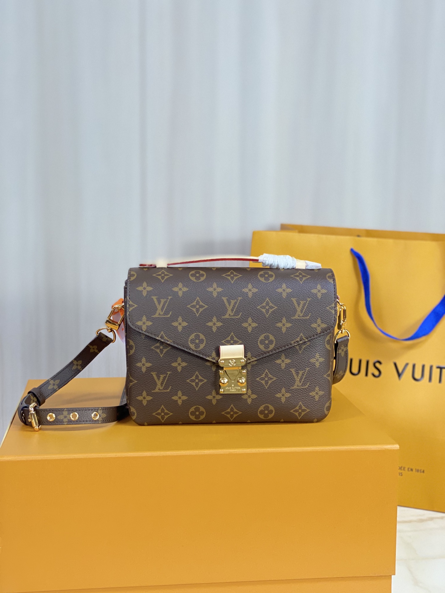 Louis Vuitton LV Pochette MeTis Tassen handtassen Bruin Donkerbruin Goud Geel Monogram Canvas Koeienhuid M44875