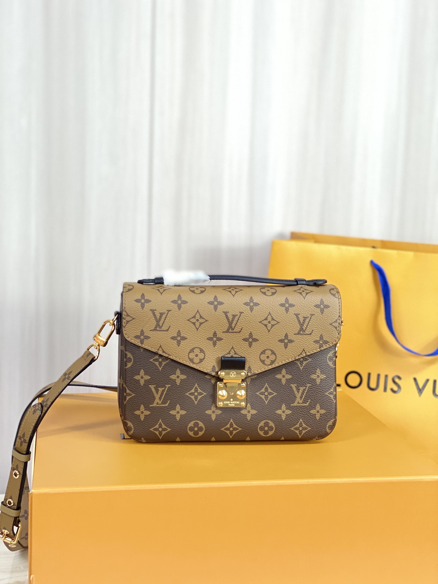 Louis Vuitton LV Pochette MeTis Tassen handtassen Bruin Donkerbruin Goud Geel Monogram Canvas Koeienhuid M44876