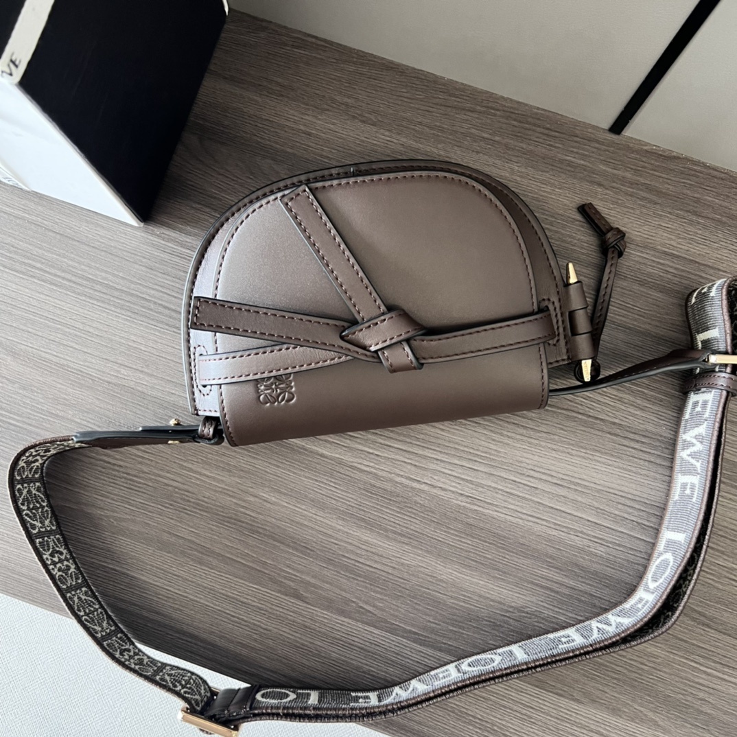 LwGateDual新色巧克力色miniGateDual手袋采用柔软天然牛皮革精制而成展现了Loewe独