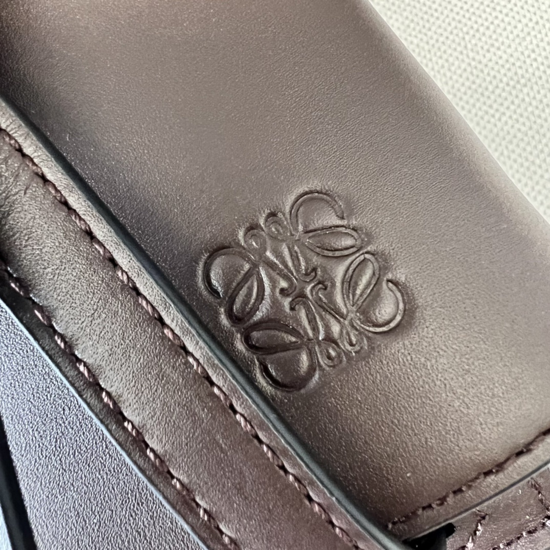 LwGateDual新色巧克力色miniGateDual手袋采用柔软天然牛皮革精制而成展现了Loewe独