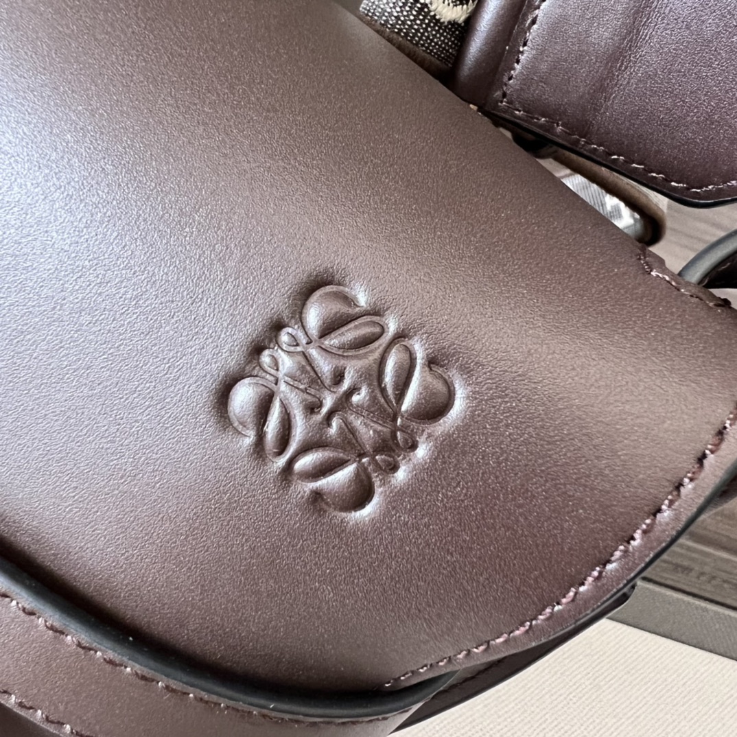 L⊚℮w℮🌟 🔥小号Gate 手袋🆕新色GateDual手袋采用柔软天然牛皮革精制而成，展现了Loewe