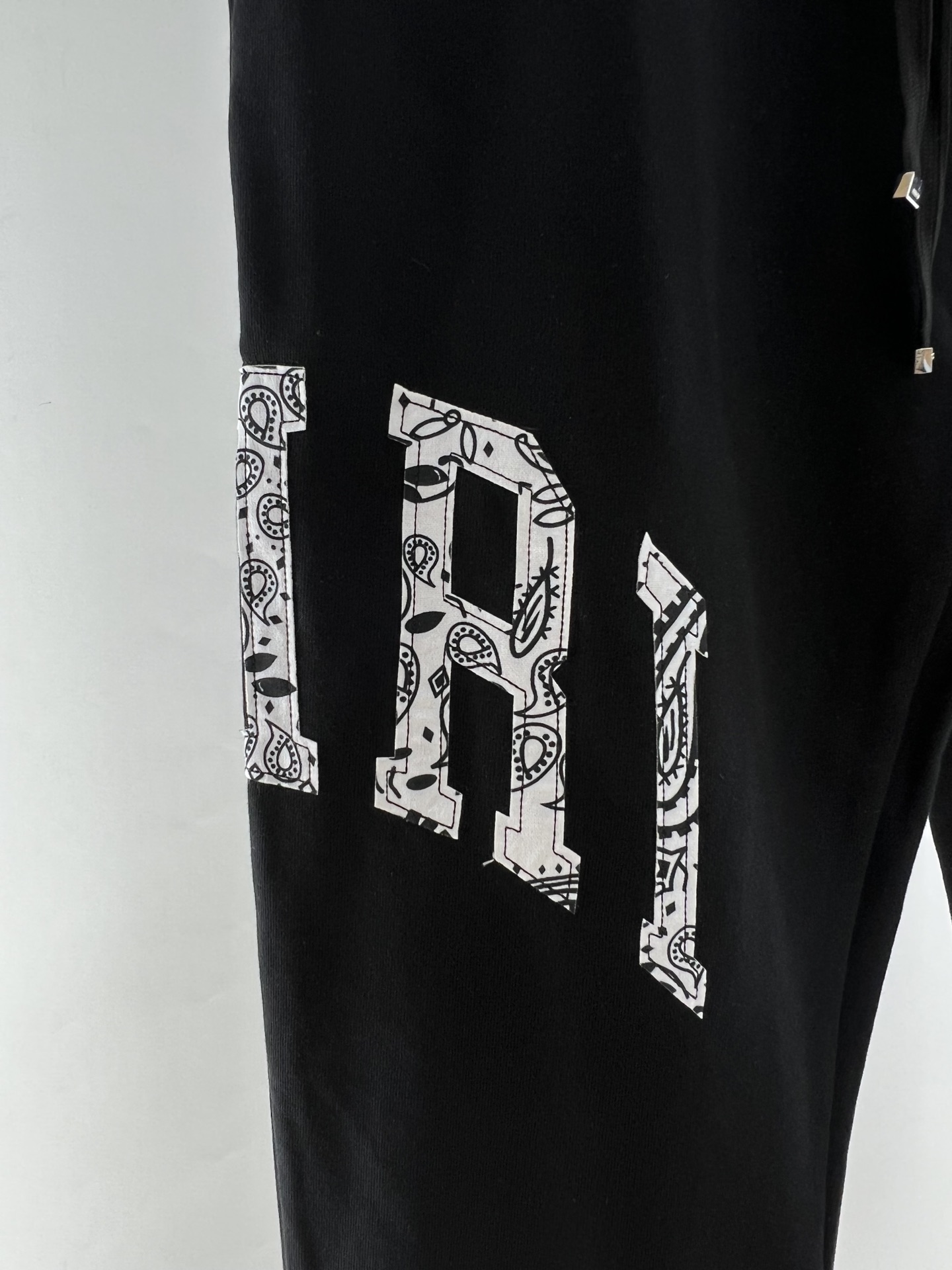 Amiri Men's Black Sweatpants with Drawstring and Printed Logo, sizes S-XL 3 i1662097393 3991 2