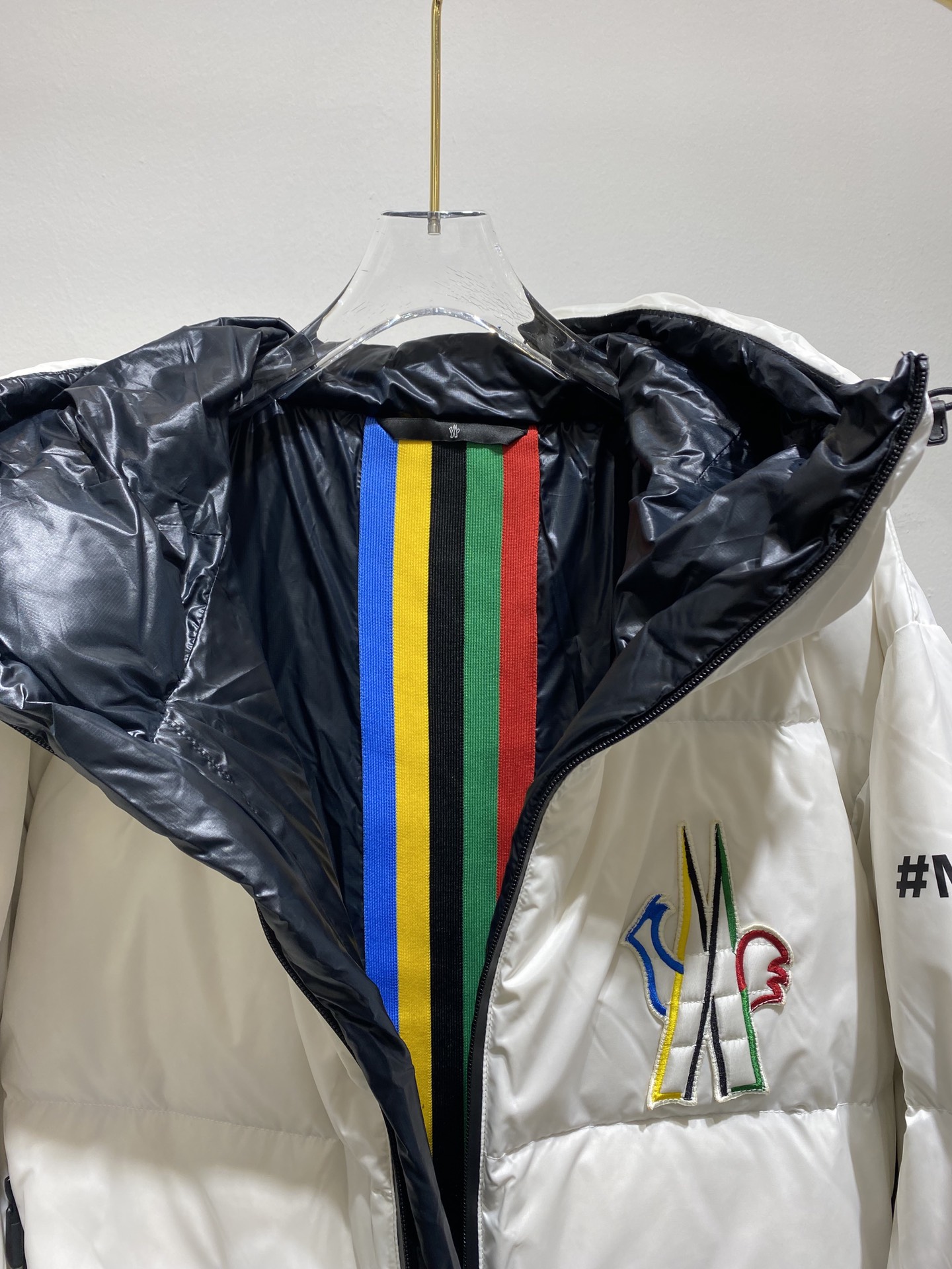 2022Moncler Grenoble这款羽绒夹克羽绒服