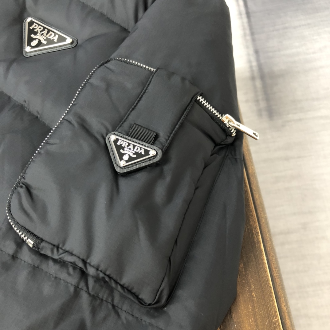 da 普拉达 22Fw 金属三角标拉链口袋保暖立领羽绒服外套