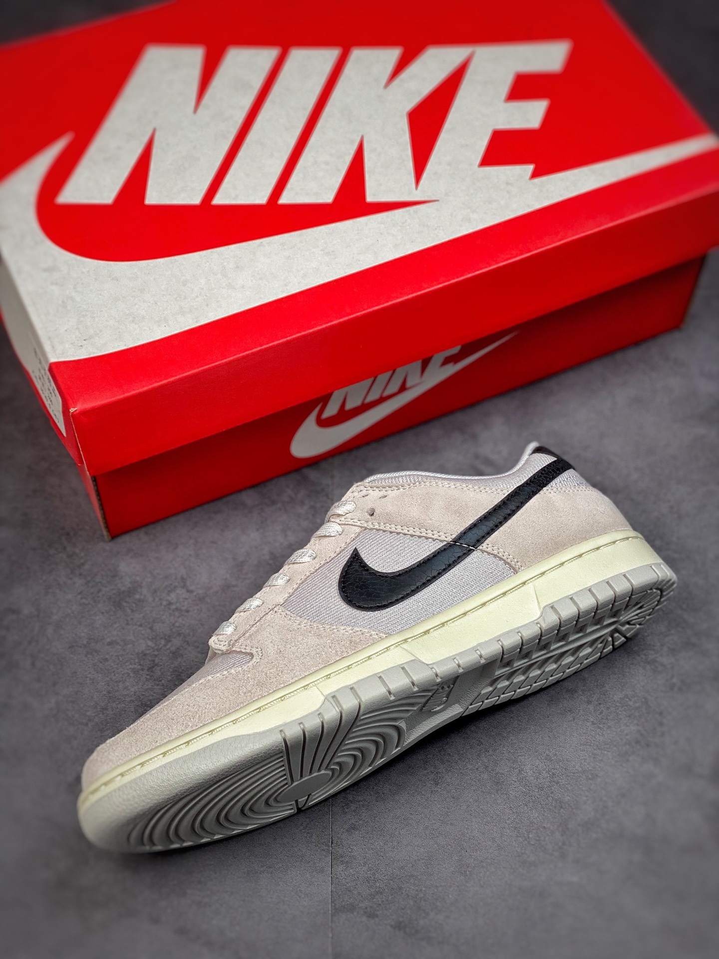 280 Nike SB Dunk Low ”Certified Fresh” 尘灰色DO9776-001