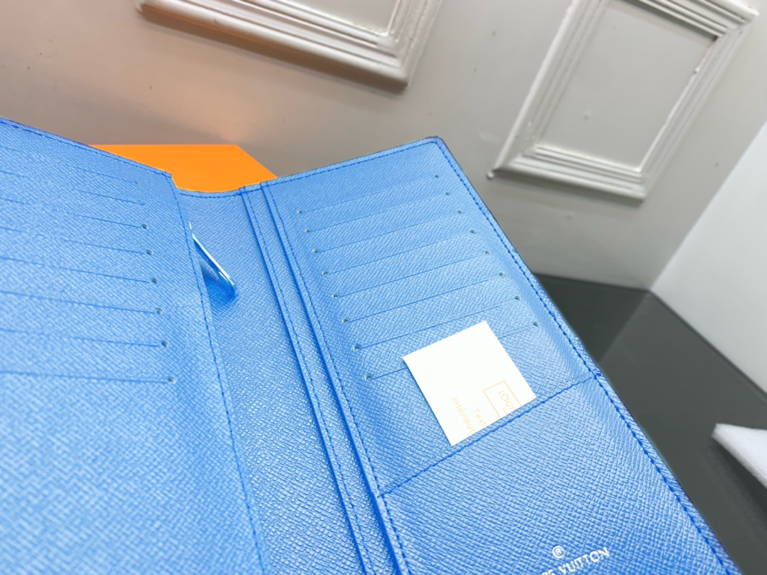 Close up of the RFID blocking technology