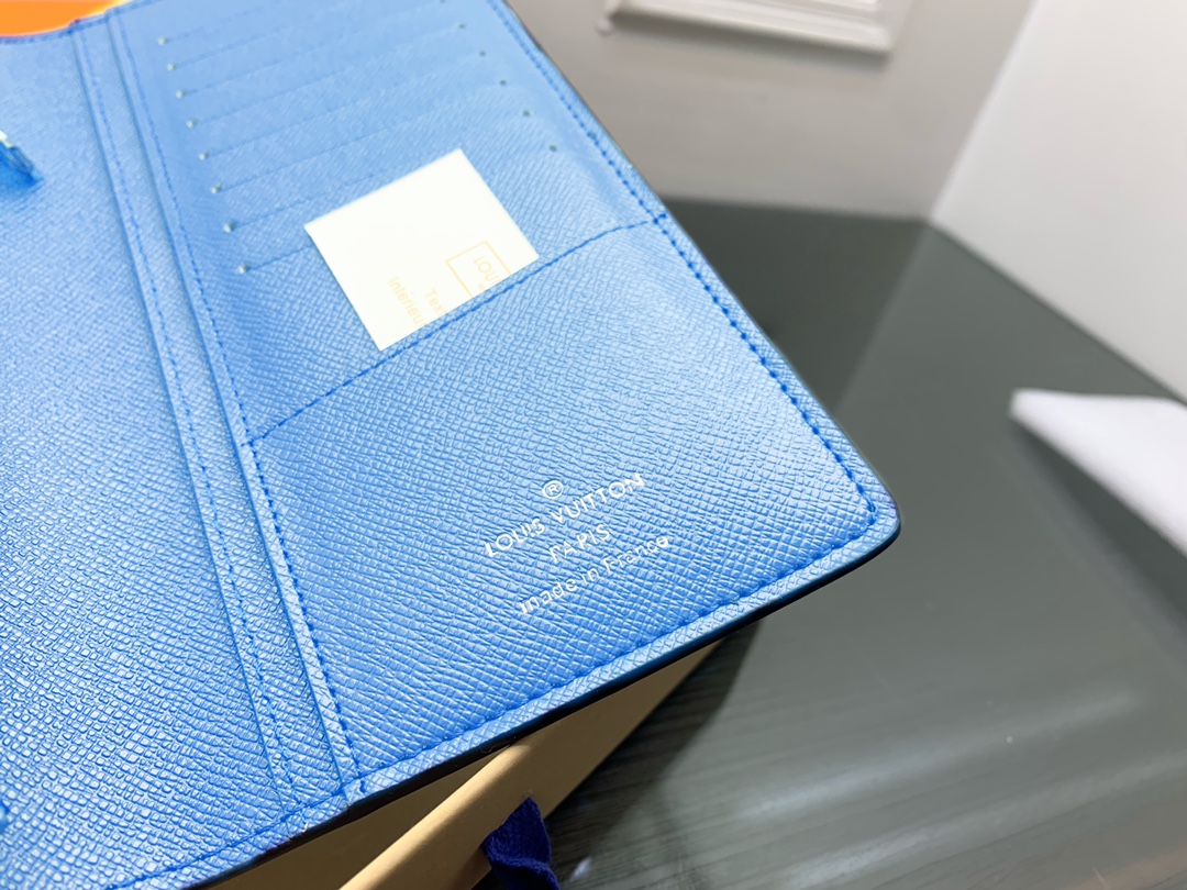 Brand logo of slim leather bifold wallet