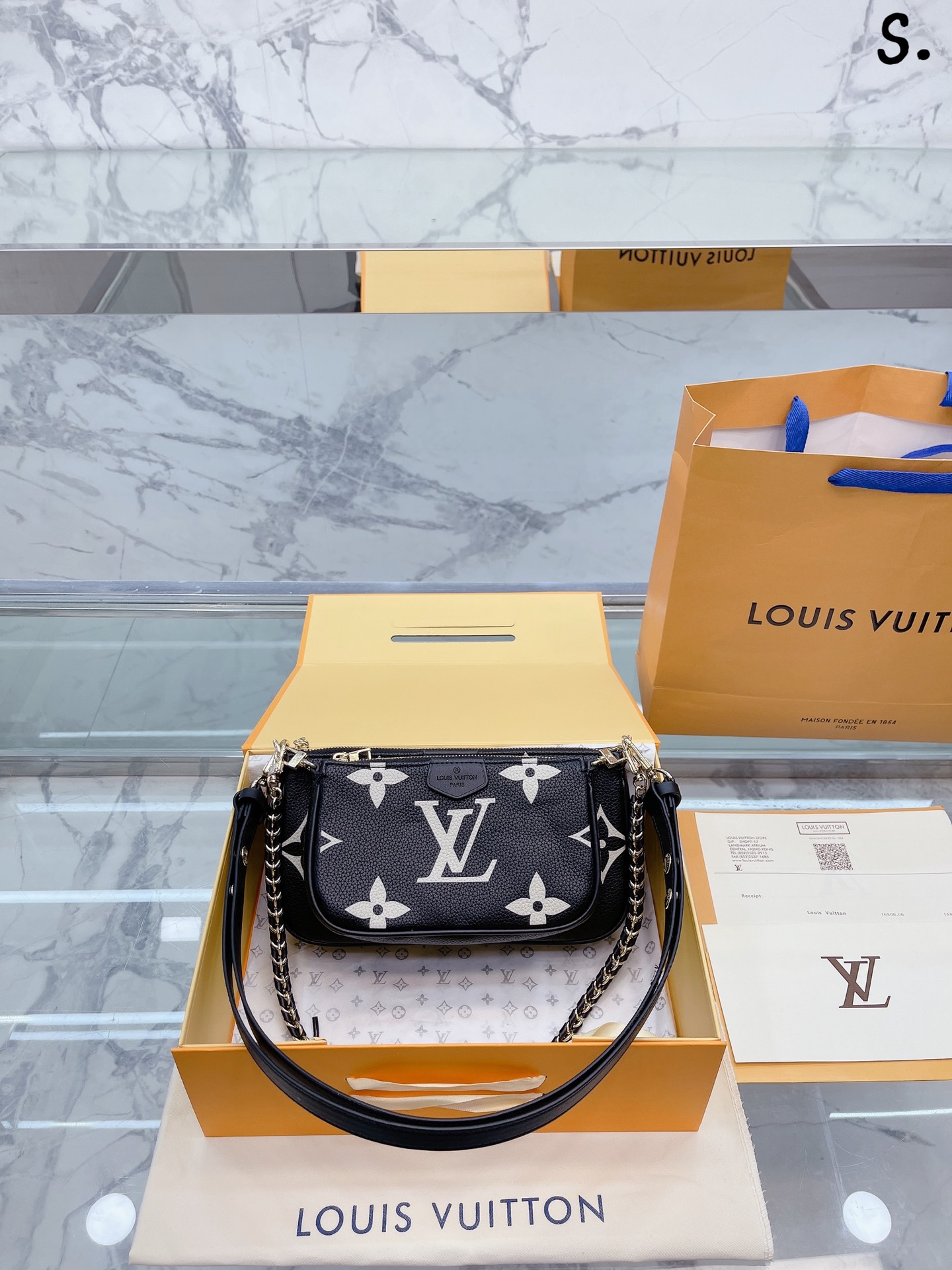 J5 牛皮  Louis Vuitton 路易威登 LV /路易威登2022女士FLICIE 可拆卸金属链条包 买一得三的好事再次发生了 这款三合一链条包的设计真是大惊喜，手机、证件、现金、钥匙口红等日常小物都通通能容纳，重点是内里的三个配色太讨喜了 价格也相当美丽 强力种草 配礼盒 尺寸24 13cm