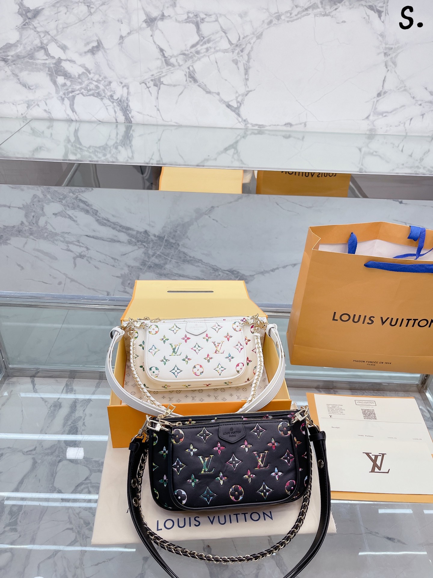 J5 喷绘 Louis Vuitton 路易威登 LV /路易威登2022女士FLICIE 可拆卸金属链条包 买一得三的好事再次发生了 这款三合一链条包的设计真是大惊喜，手机、证件、现金、钥匙口红等日常小物都通通能容纳，重点是内里的三个配色太讨喜了 价格也相当美丽 强力种草 配礼盒 尺寸24 13cm