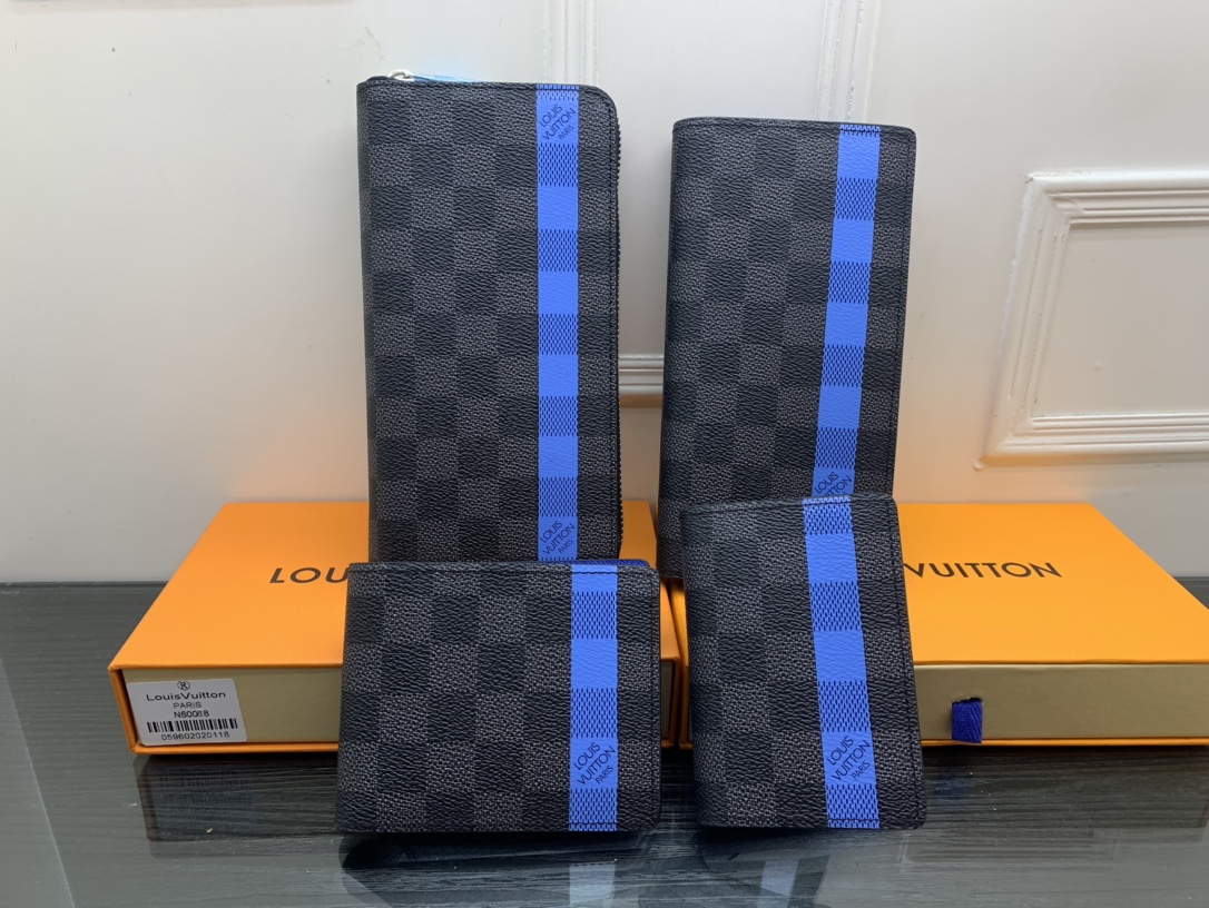 Leather wallet zipper detail