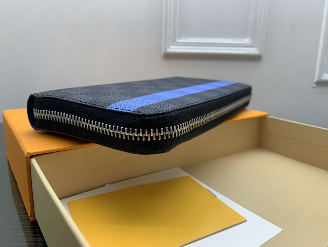 Leather wallet card slots