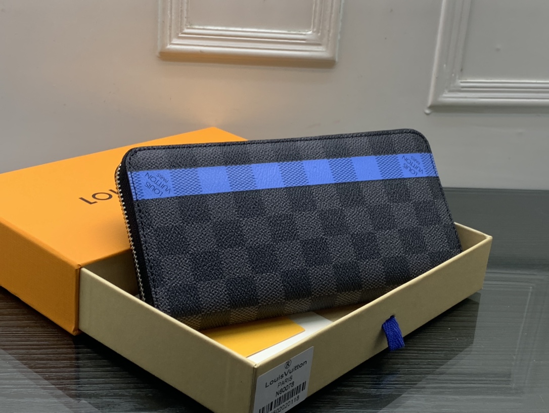 Leather wallet coin pocket