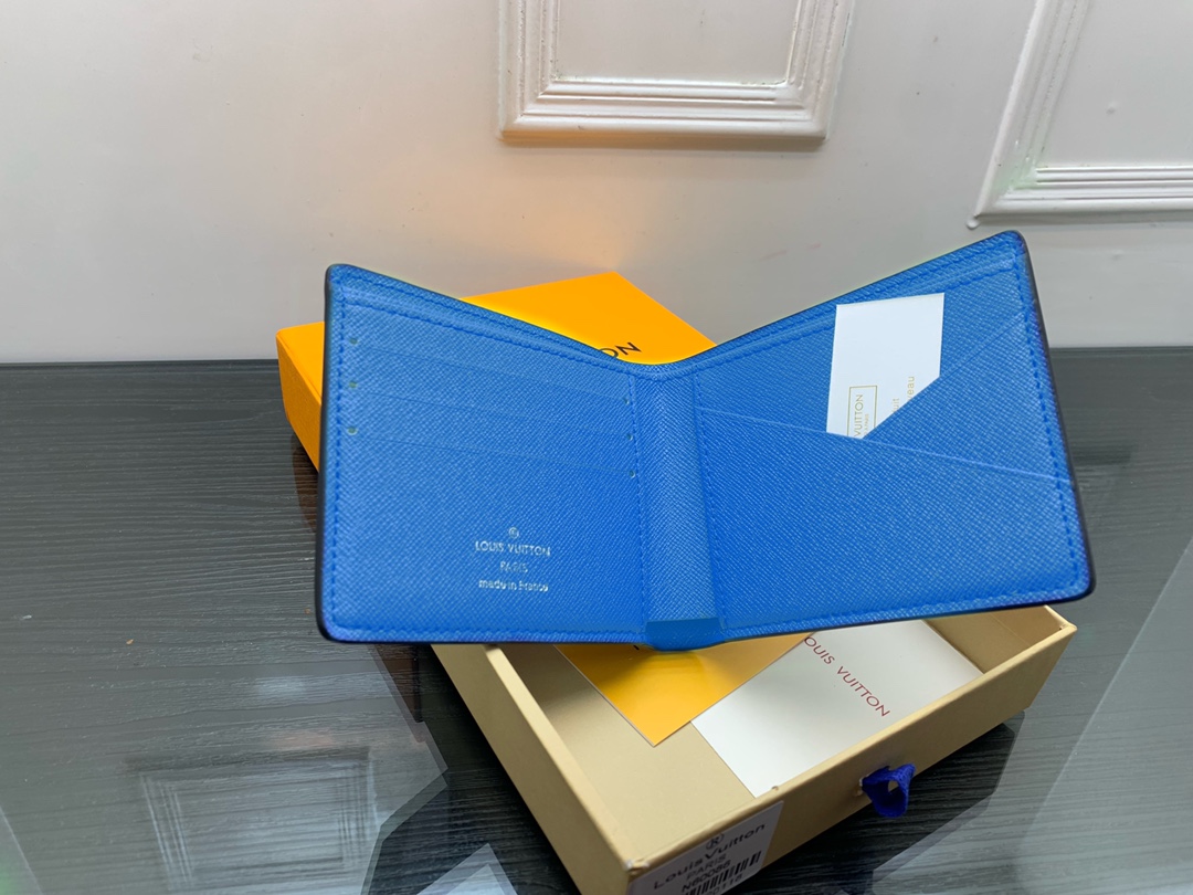 Leather bifold wallet - Texture and Grain