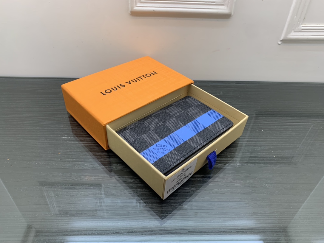 Front view of the classic leather card holder