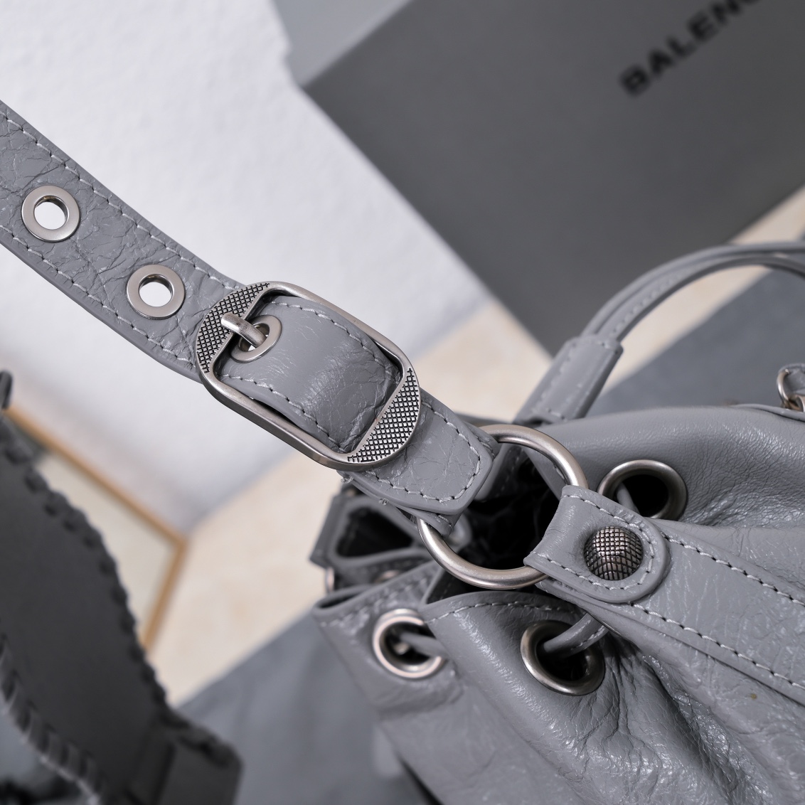 新款小号水桶机包，进口爆裂羊皮，颜色：浅灰，尺寸：15*17*19
Balenciagα巴黎最新款LeCagole水桶机车包配备了爱心小镜子，小卡包真是太酷🆒了
