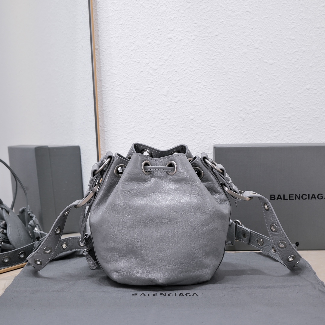 新款小号水桶机包，进口爆裂羊皮，颜色：浅灰，尺寸：15*17*19
Balenciagα巴黎最新款LeCagole水桶机车包配备了爱心小镜子，小卡包真是太酷🆒了