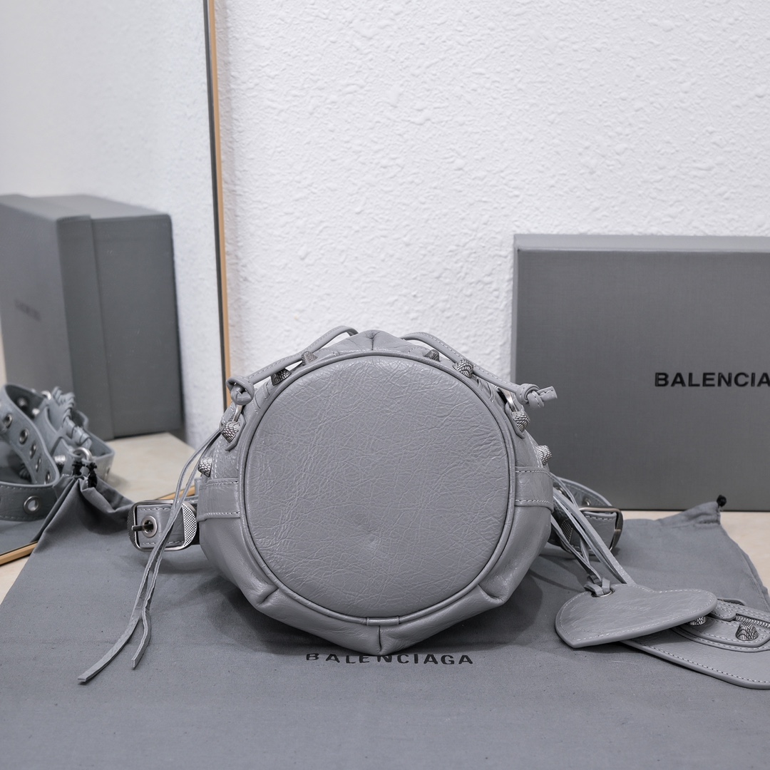 新款小号水桶机包，进口爆裂羊皮，颜色：浅灰，尺寸：15*17*19
Balenciagα巴黎最新款LeCagole水桶机车包配备了爱心小镜子，小卡包真是太酷🆒了