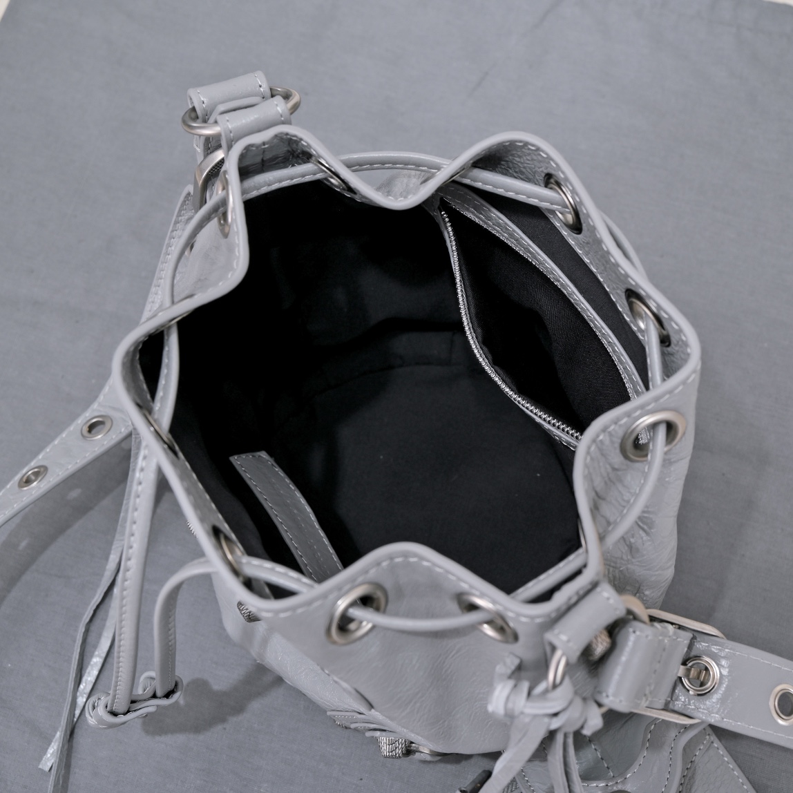 新款小号水桶机包，进口爆裂羊皮，颜色：浅灰，尺寸：15*17*19
Balenciagα巴黎最新款LeCagole水桶机车包配备了爱心小镜子，小卡包真是太酷🆒了
