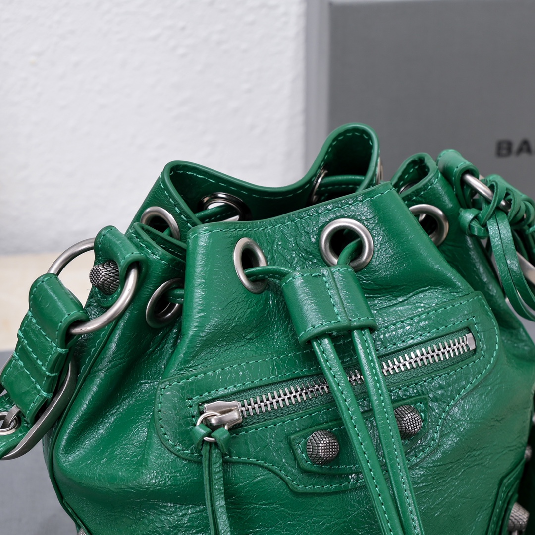 新款小号水桶机包，进口爆裂羊皮，颜色：绿色，尺寸：15*17*19
Balenciagα巴黎最新款LeCagole水桶机车包配备了爱心小镜子，小卡包真是太酷🆒了