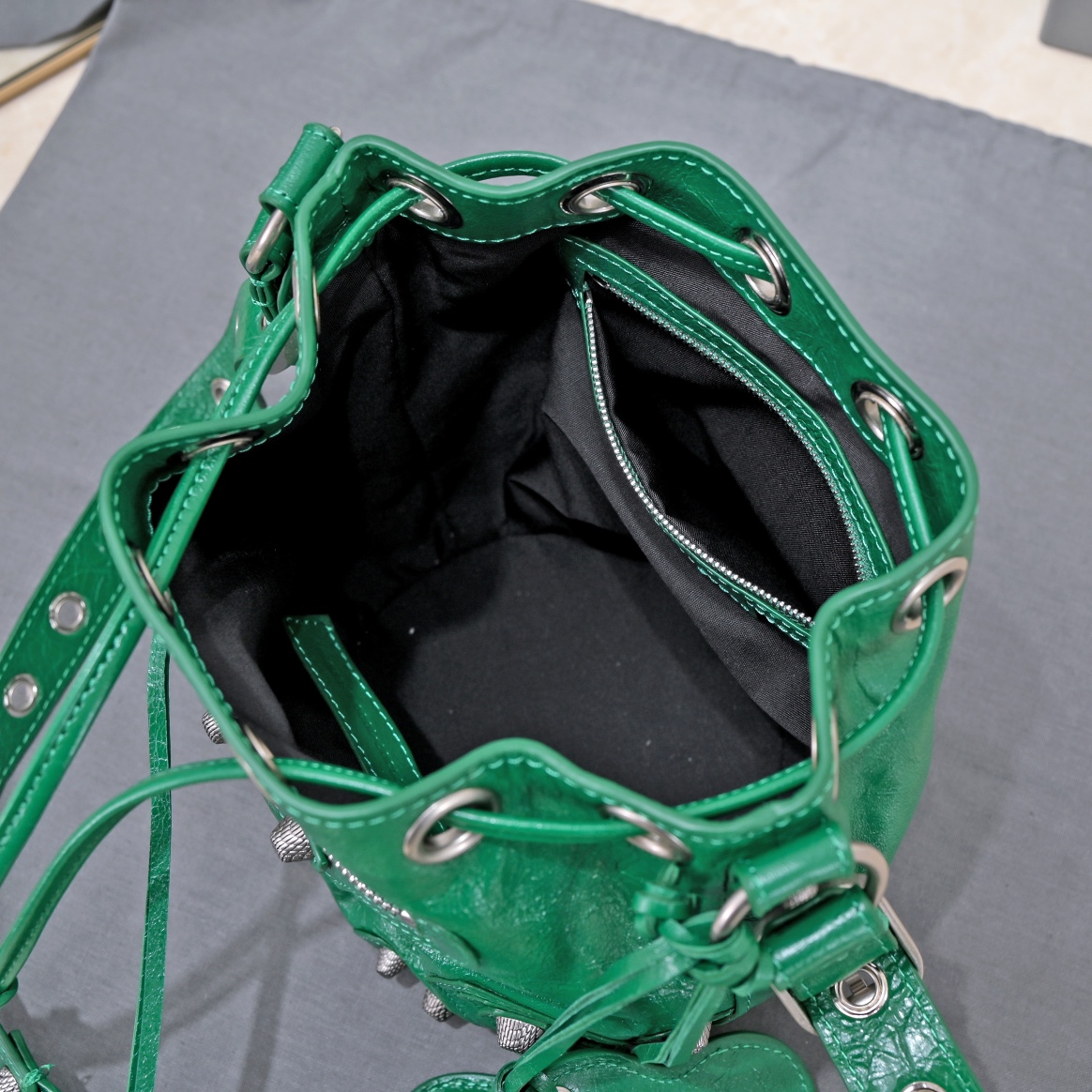 新款小号水桶机包，进口爆裂羊皮，颜色：绿色，尺寸：15*17*19
Balenciagα巴黎最新款LeCagole水桶机车包配备了爱心小镜子，小卡包真是太酷🆒了