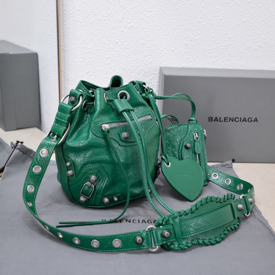 新款小号水桶机包，进口爆裂羊皮，颜色：绿色，尺寸：15*17*19
Balenciagα巴黎最新款LeCagole水桶机车包配备了爱心小镜子，小卡包真是太酷🆒了
