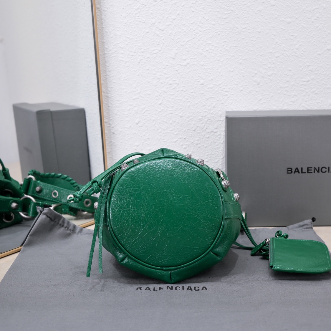 新款小号水桶机包，进口爆裂羊皮，颜色：绿色，尺寸：15*17*19
Balenciagα巴黎最新款LeCagole水桶机车包配备了爱心小镜子，小卡包真是太酷🆒了