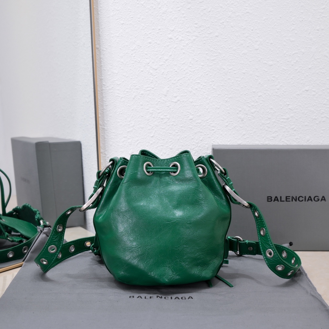 新款小号水桶机包，进口爆裂羊皮，颜色：绿色，尺寸：15*17*19
Balenciagα巴黎最新款LeCagole水桶机车包配备了爱心小镜子，小卡包真是太酷🆒了