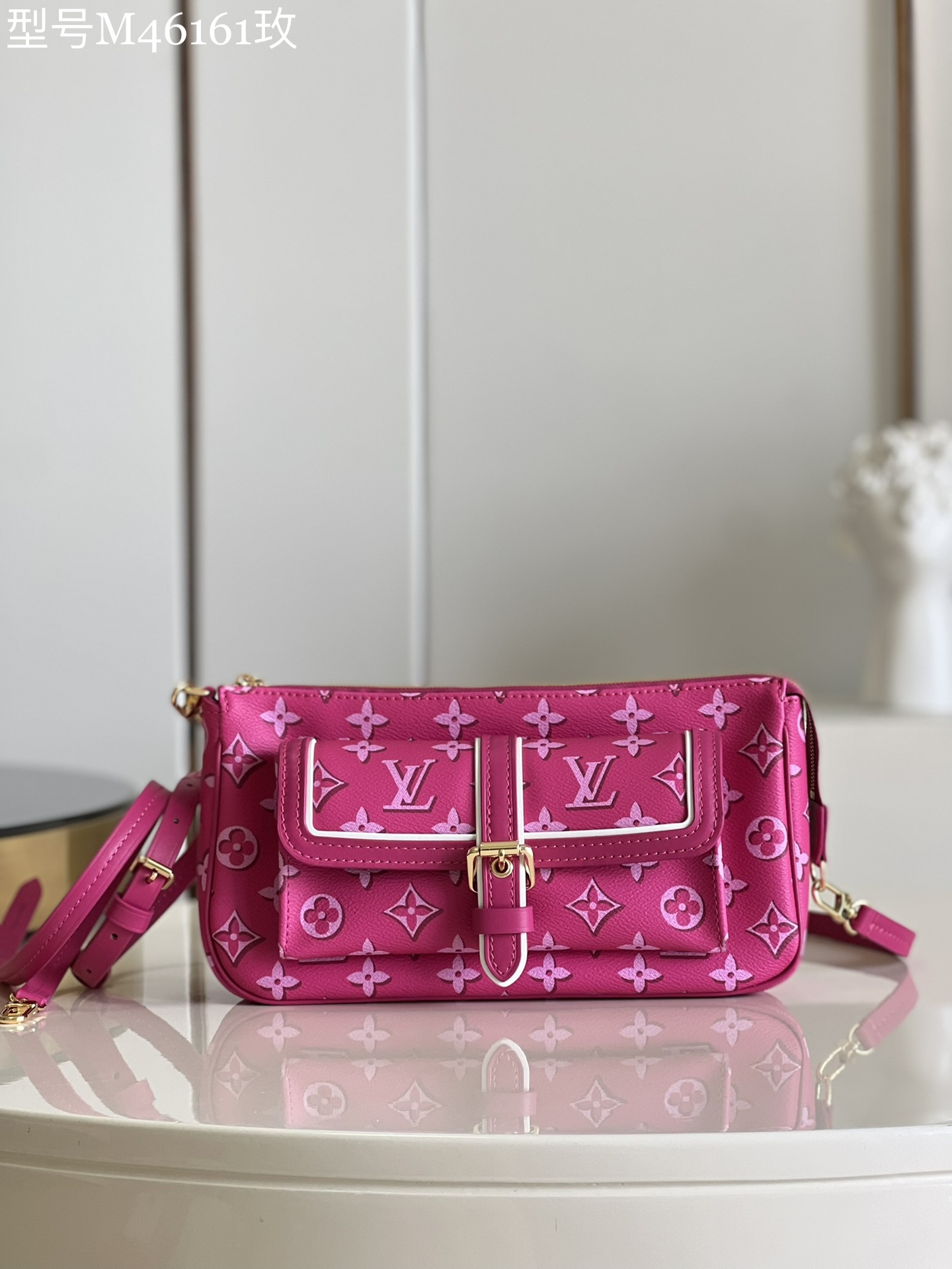 NO:399166,【Exclusive real photo M46161 Rose】M20920 white BUCI handbag This Buci handbag is made of iconic Epi leather, leather outline and lining to create a classic soft outline. The LV logo exudes a modern atmosphere, and the adjustable shoulder straps are comfortable for shoulder or crossbody. Size 27x 14 x 6 cm Z.,LV [original leather],louis vuitton19860909【独家实拍M46161玫】M20920白 BUCI 手袋 本款 Buci 手袋取材标志性 Epi 皮革,皮革勾勒和衬料,成就经典柔和轮廓.LV 标识流露摩登气息,可调节肩带实现舒适肩背或斜挎.尺寸 27x 14 x 6厘米 Z.,LV【原厂皮】,louis vuitton,Bag