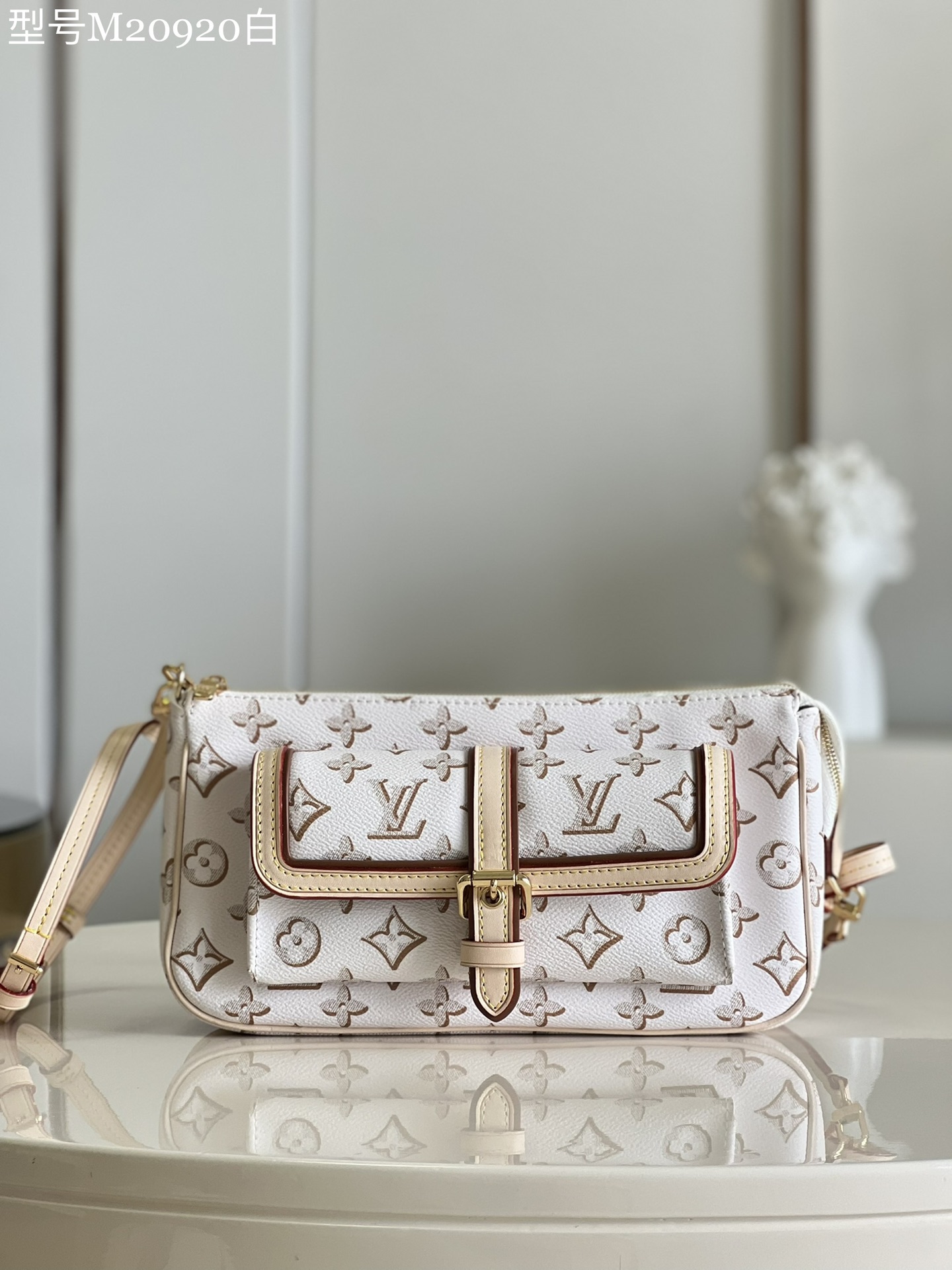 NO:399168,【Exclusive real photo M20920 white】M46161 Rose BUCI handbag This Buci handbag is made of the iconic Epi leather, leather outline and lining, creating a classic soft outline. The LV logo exudes a modern atmosphere, and the adjustable shoulder straps are comfortable for shoulder or crossbody. Size 27x 14 x 6 cm Z.,LV [original leather],louis vuitton19860909【独家实拍M20920白】M46161玫 BUCI 手袋 本款 Buci 手袋取材标志性 Epi 皮革,皮革勾勒和衬料,成就经典柔和轮廓.LV 标识流露摩登气息,可调节肩带实现舒适肩背或斜挎.尺寸 27x 14 x 6厘米 Z.,LV【原厂皮】,louis vuitton,Bag