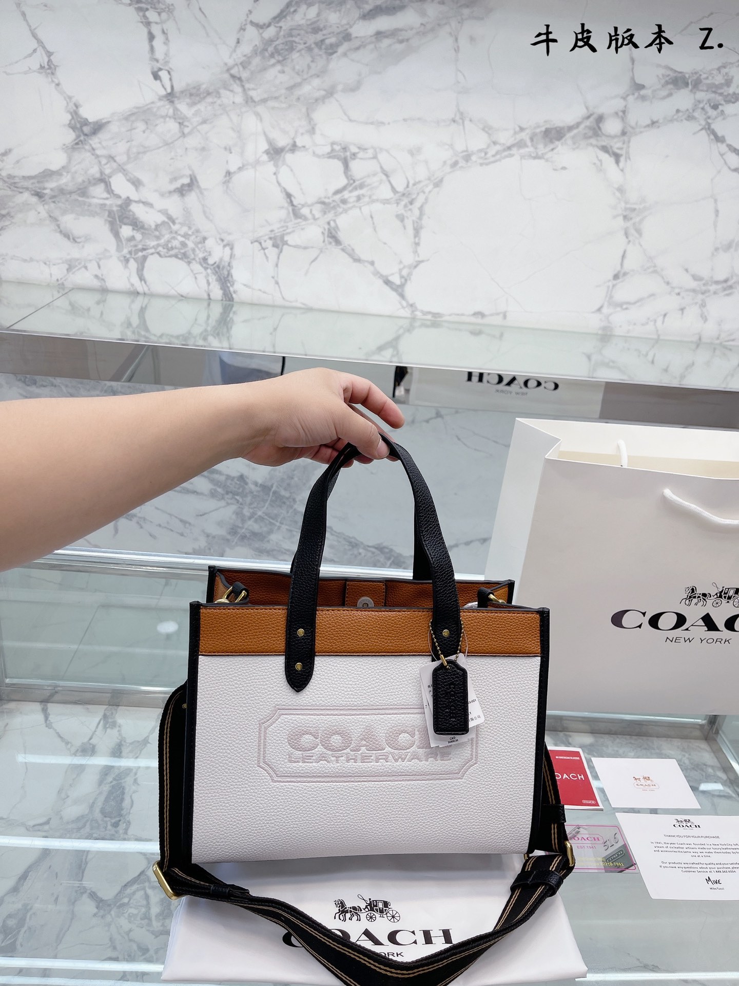 J5 牛皮版本  Coach 蔻驰   Ss22 Field 30cmtote 购物袋.原版皮.这是什么神仙配色？毫无抵抗力.单肩手提都可以.容量超级大. 耐磨耐脏.砖柜一比一. 可做妈咪包短途旅行包. 颜配有原版宽肩带蔻-驰 原版双兜 顶级原单 验货品质。尺寸 30 22cm