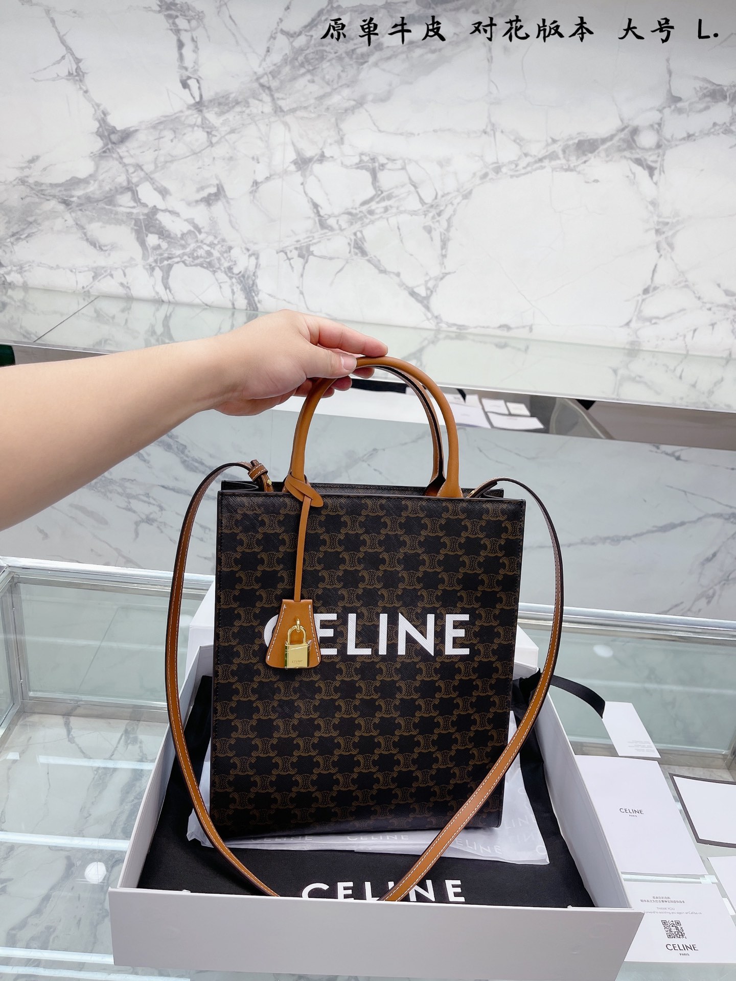 牛皮版本 Celine 赛琳 老花托特包|为啥 是 Celine 赛琳 必入款国 之前一直被安利 Celine 赛琳  tote, 刚好现在有了mini和大号两个size  Celine 赛琳 老花魅力依然在线, 皮质是帆布涂层很像LV的老花皮.好看V耐用V挺括 大号 28*33*8cm 折叠礼盒