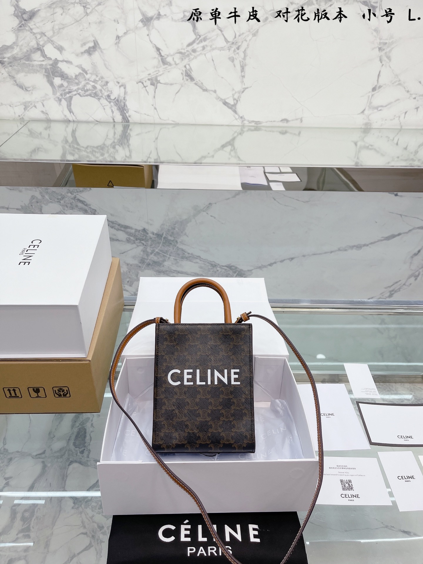 J5  Celine 赛琳 老花托特包|为啥 是 Celine 赛琳 必入款国 之前一直被安利 Celine 赛琳  tote, 刚好现在有了mini和大号两个size  Celine 赛琳 老花魅力依然在线, 皮质是帆布涂层很像LV的老花皮.好看V耐用V挺括 Mini 17*21*4cm 配折叠礼盒