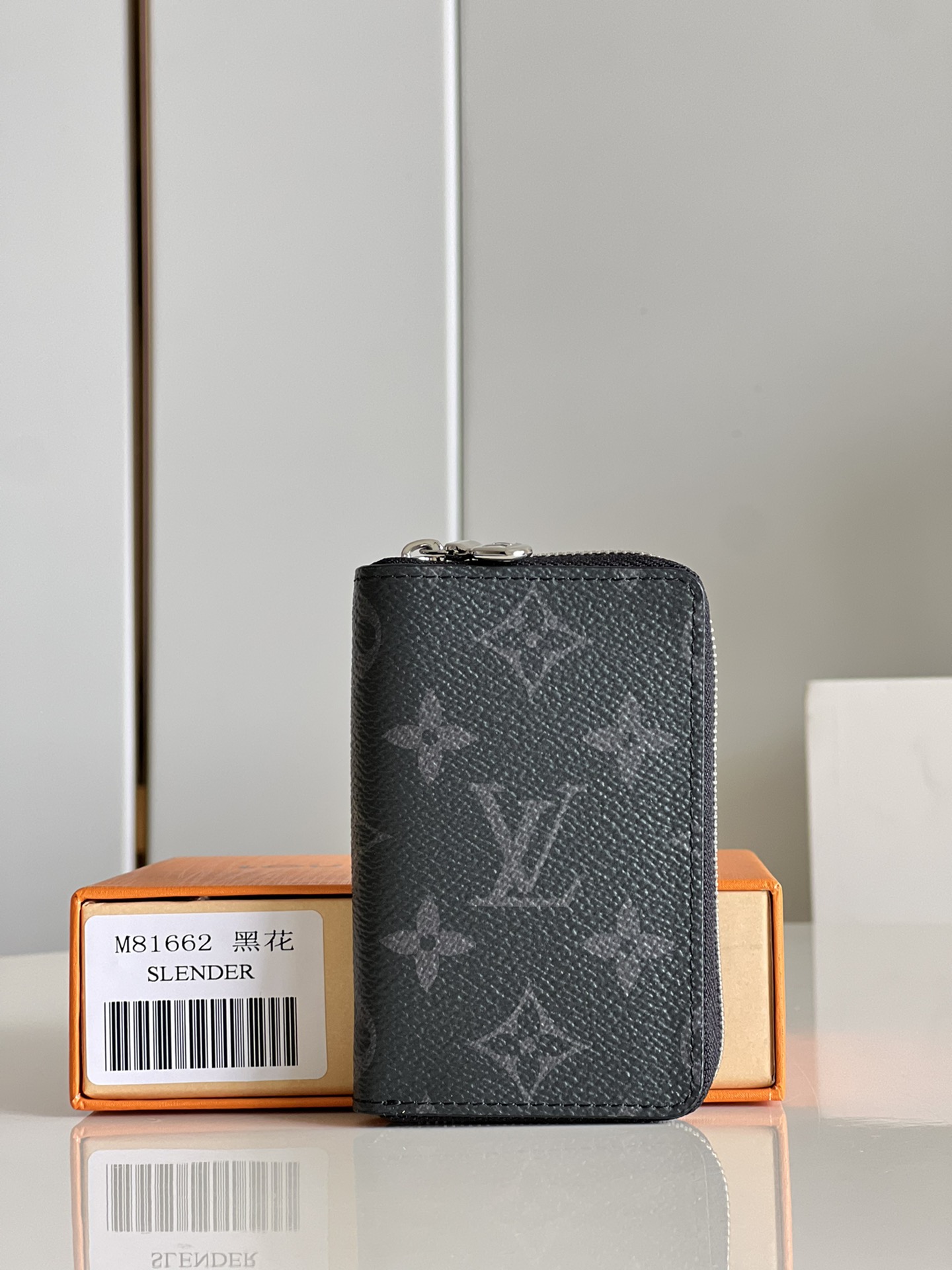 NO:399203,【Exclusive real photo M81662 black flower】 This small and practical straight-zipper coin wallet is made of masculine Monogram Eclipse canvas, paired with cowhide lining and silver metal parts. The zipper is wide and can easily use two change boxes on the inner layer. The wallet can store change, credit cards and other small items. Size 7.5 x 11.5 x 2 cm (length x height x width) V.200, LV [original leather], louis vuitton, wallets, cowhide19860909【独家实拍M81662黑花】这款小巧实用的直式拉链零钱包以刚阳的Monogram Eclipse帆布制作,配搭牛皮衬里和银色金属件.拉链开合宽阔,能轻易使用内层两个零钱格.钱包可存放零钱、信用卡及其他细小物件.尺寸7.5 x 11.5 x 2 厘米(长度 x 高度 x 宽度) V.200,LV【原厂皮】,louis vuitton,wallets,cowhide,Bag