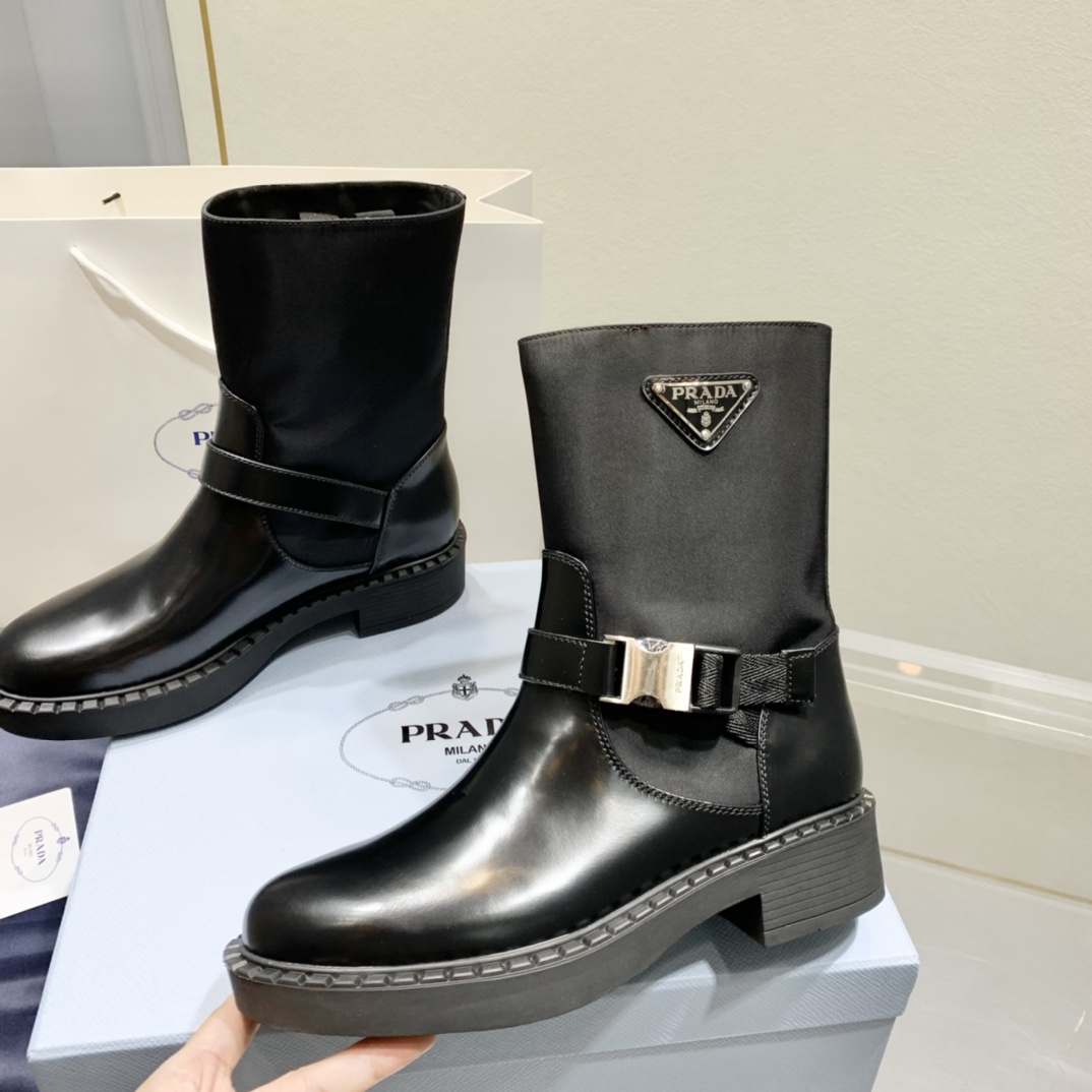 Pradafw21中筒靴新品P家经典尼龙材质于牛皮组合鞋面恰到好处的装饰搭扣简约又时髦鞋底是胶质的软弹好