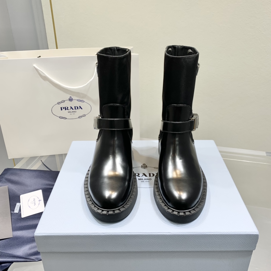 Pradafw21中筒靴新品P家经典尼龙材质于牛皮组合鞋面恰到好处的装饰搭扣简约又时髦鞋底是胶质的软弹好