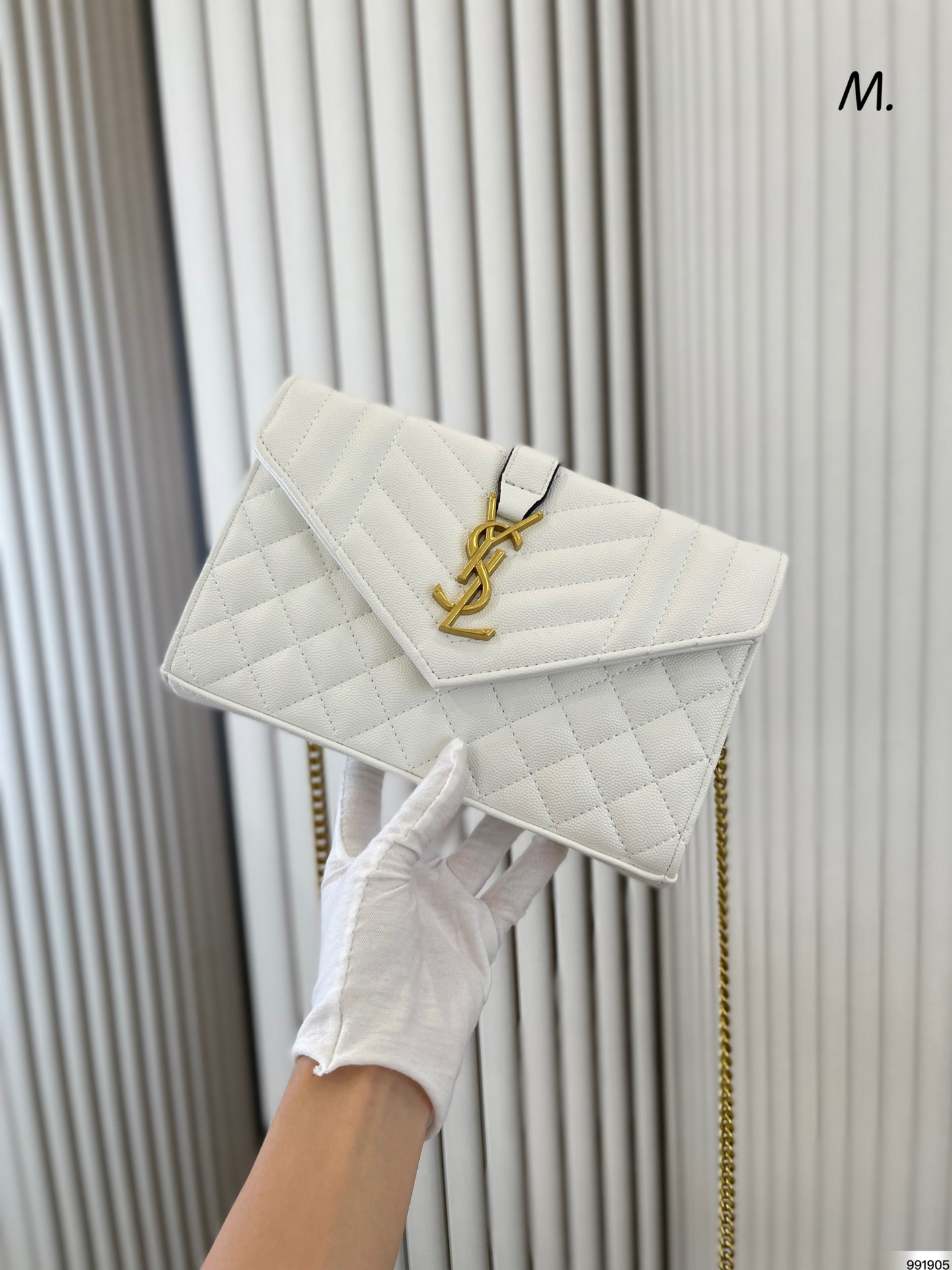 J0 6色配盒  Saint Laurent 圣罗兰 YSL  链条包信封包 Saint Laurent 圣罗兰 家当之无愧的入门经典款 超级耐燥这个皮质真的是我最爱的皮质之一 链条收包里可以完美当成手包一包两用简直赚到啦～尺寸：23 14