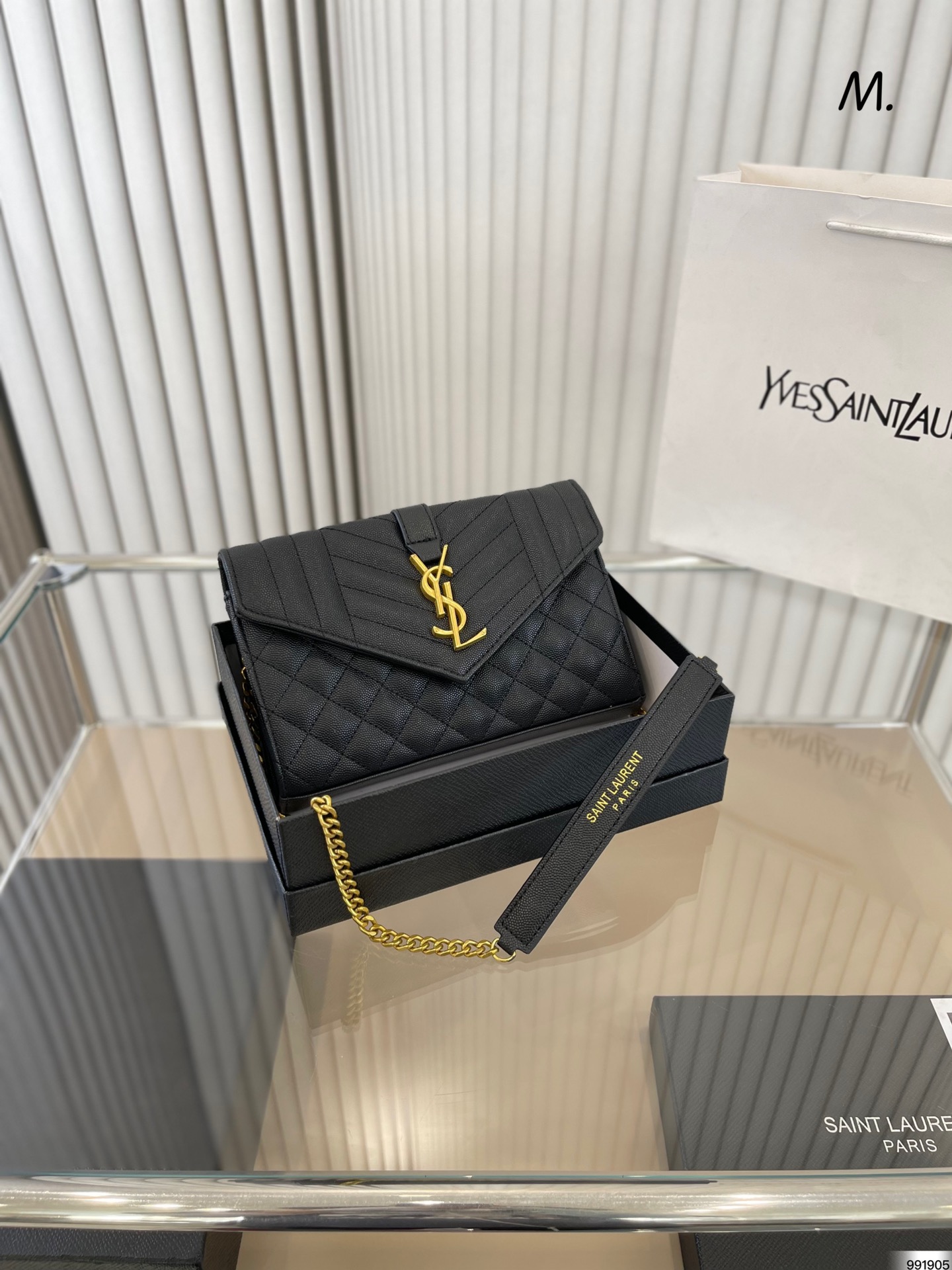 J0 配盒  Saint Laurent 圣罗兰 YSL  链条包信封包 Saint Laurent 圣罗兰 家当之无愧的入门经典款 超级耐燥这个皮质真的是我最爱的皮质之一 链条收包里可以完美当成手包一包两用简直赚到啦～尺寸：23 14