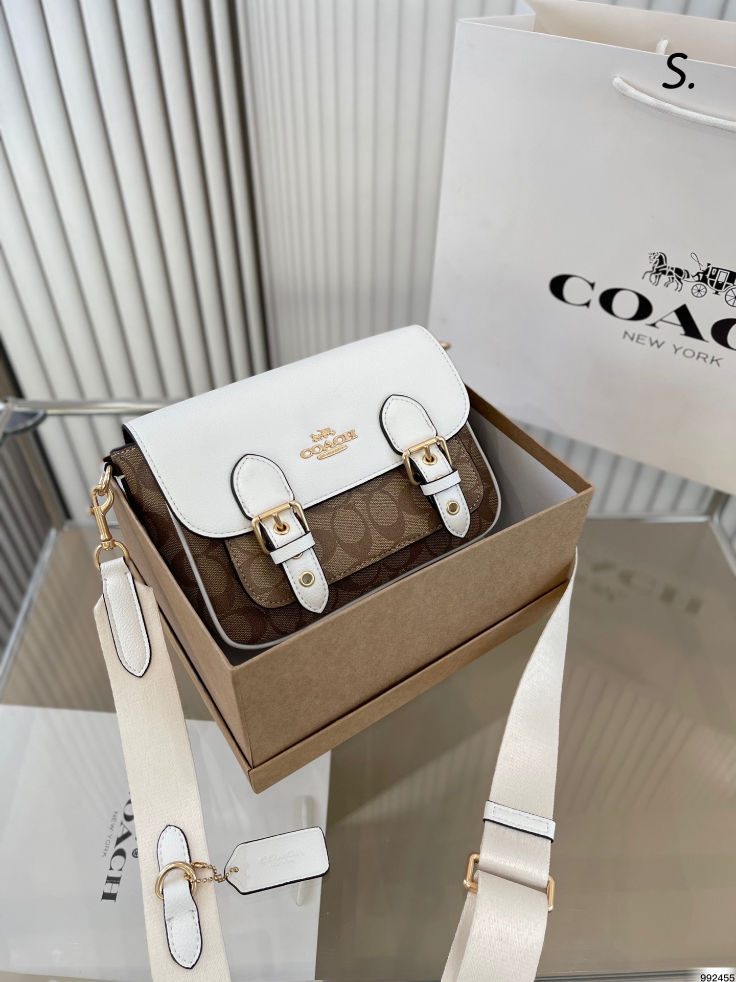 K0 3色配盒 coach Coach 蔻驰 斜挎包 真的太小巧可爱了 深深被它迷住 闭眼入系列 尺寸22 16