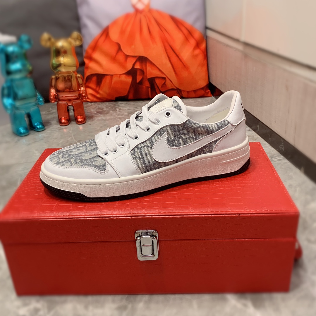 I5     迪奥  最新爆款休闲鞋，顶端品牌 奢侈～代购，顶级～质量。专柜同卖产品 鞋面選用进口透气牛皮搭配布面料材质透气羊皮内里精细做工。原版个性时尚柔软橡膠耐磨防滑大底，上腳轻巧舒适，实物拍摄實物更好看，0127广州码: 38-44。2色可选