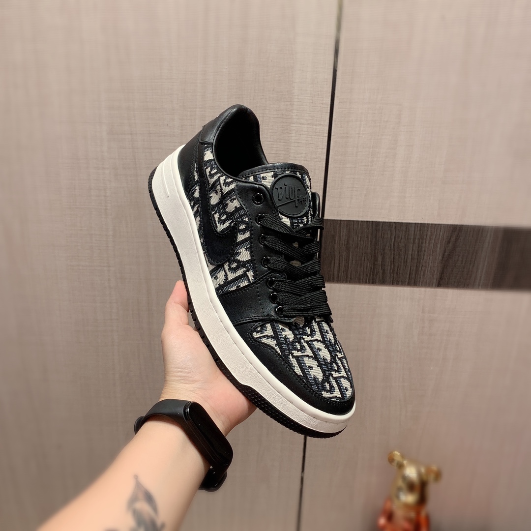 I5     迪奥  最新爆款休闲鞋，顶端品牌 奢侈～代购，顶级～质量。专柜同卖产品 鞋面選用进口透气牛皮搭配布面料材质透气羊皮内里精细做工。原版个性时尚柔软橡膠耐磨防滑大底，上腳轻巧舒适，实物拍摄實物更好看，0127广州码: 38-44。2色可选