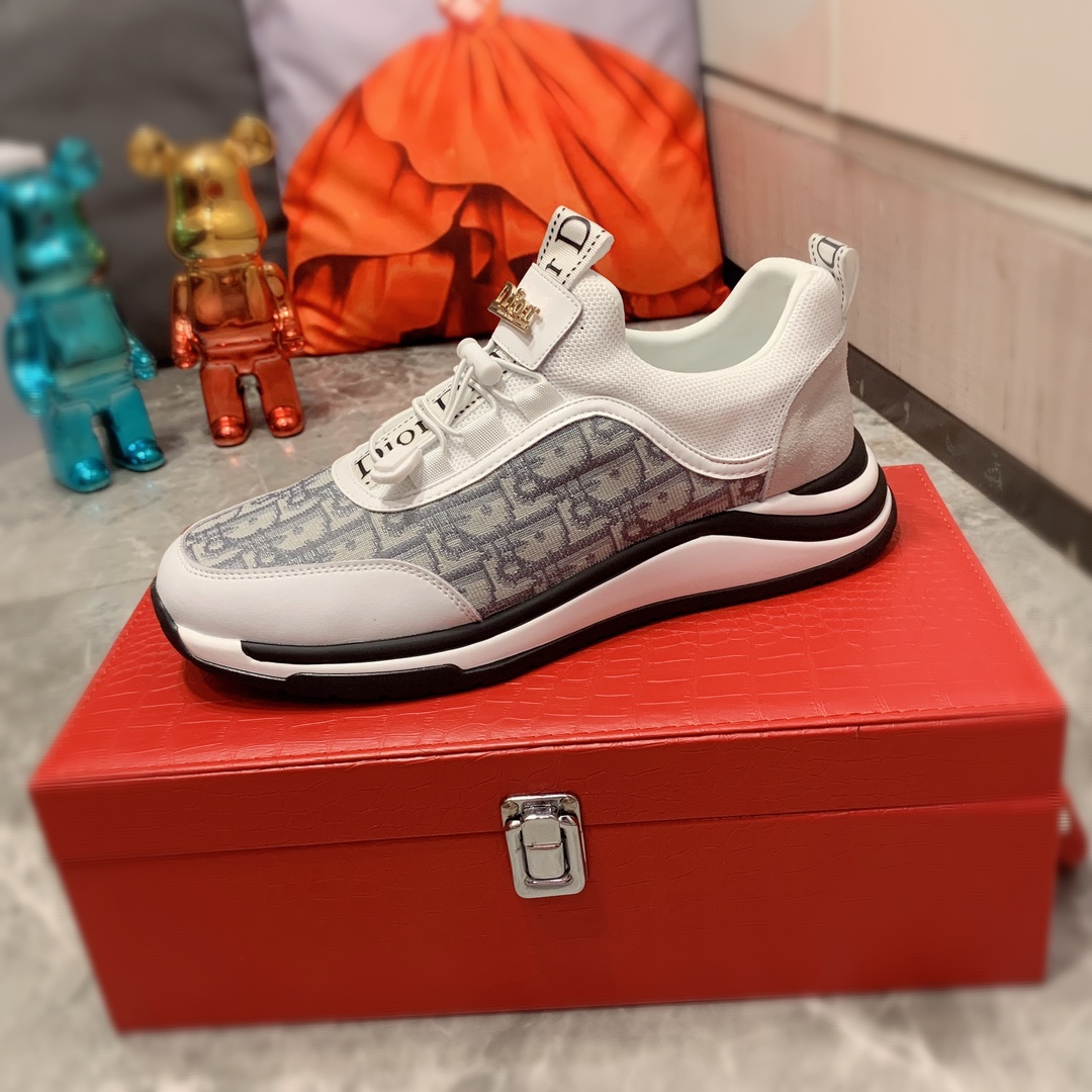 I5     迪奥  最新爆款休闲鞋，顶端品牌 奢侈～代购，顶级～质量。专柜同卖产品 鞋面選用进口透气牛皮搭配布面料材质透气羊皮内里精细做工。原版个性时尚柔软橡膠耐磨防滑大底，上腳轻巧舒适，实物拍摄實物更好看，011广州码: 38-44。3色可选